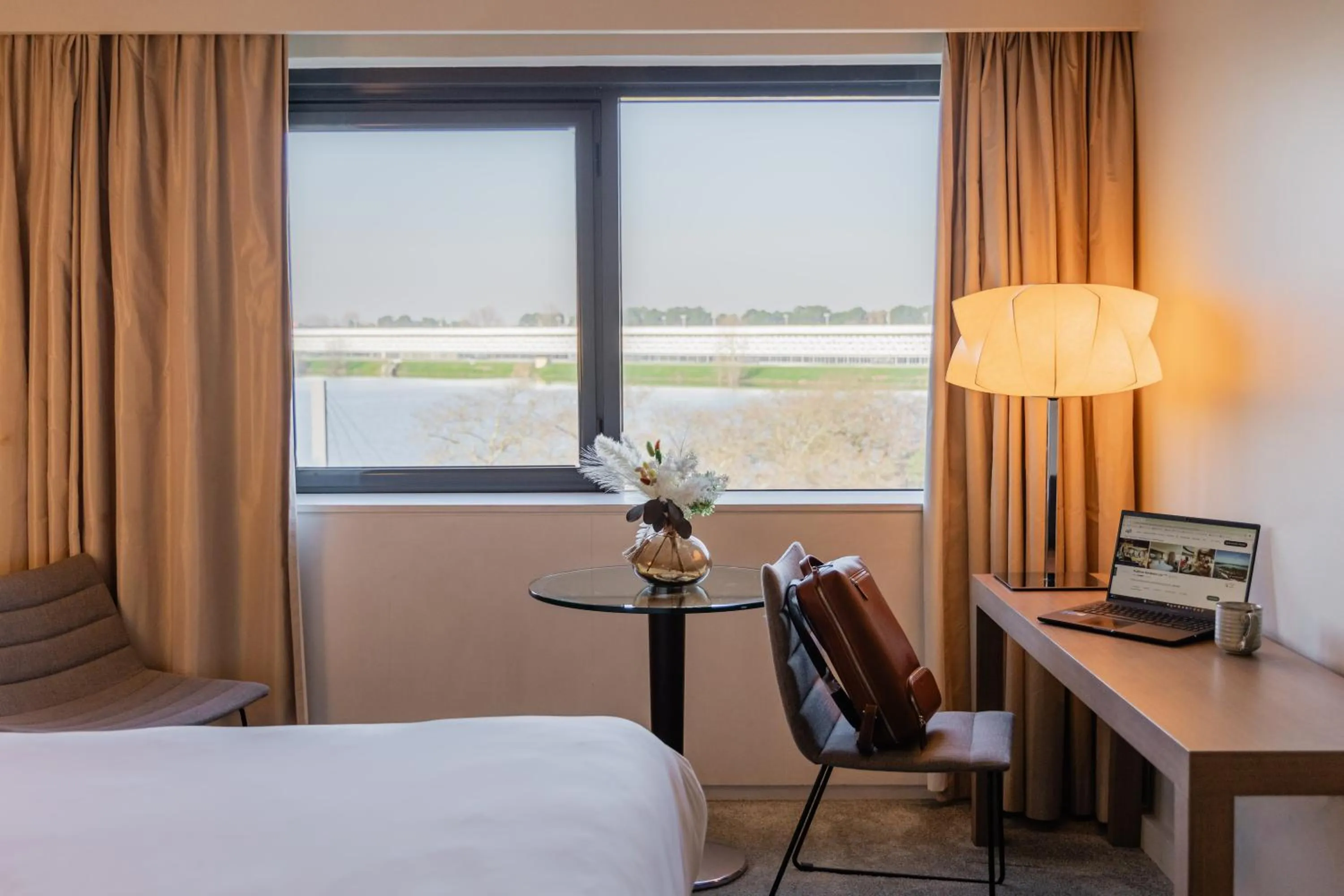 Seating area, Bed in Pullman Bordeaux Lac