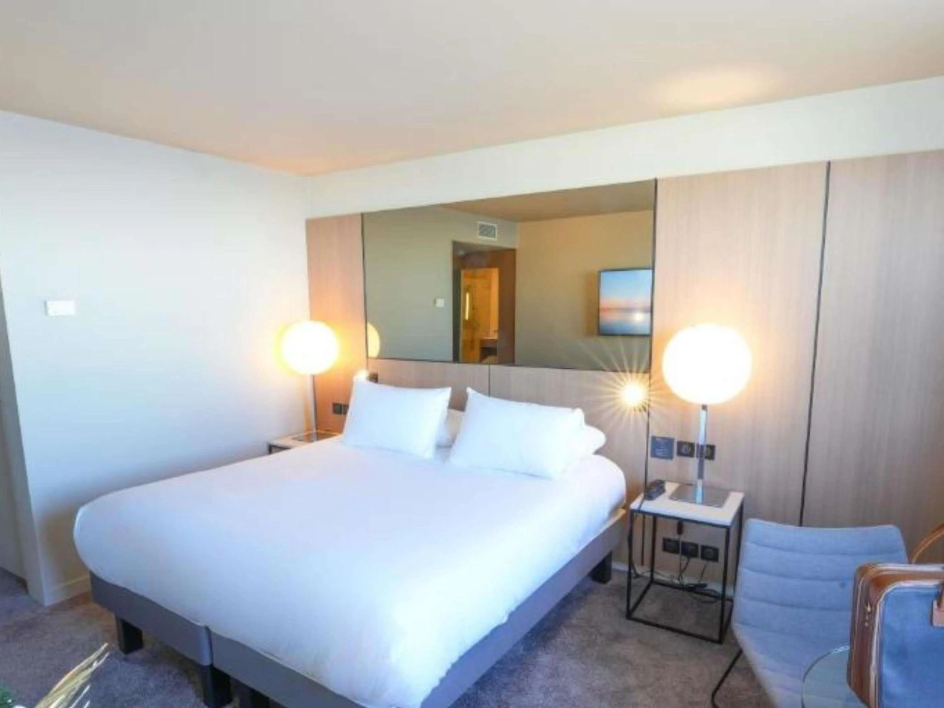 Bedroom, Bed in Pullman Bordeaux Lac