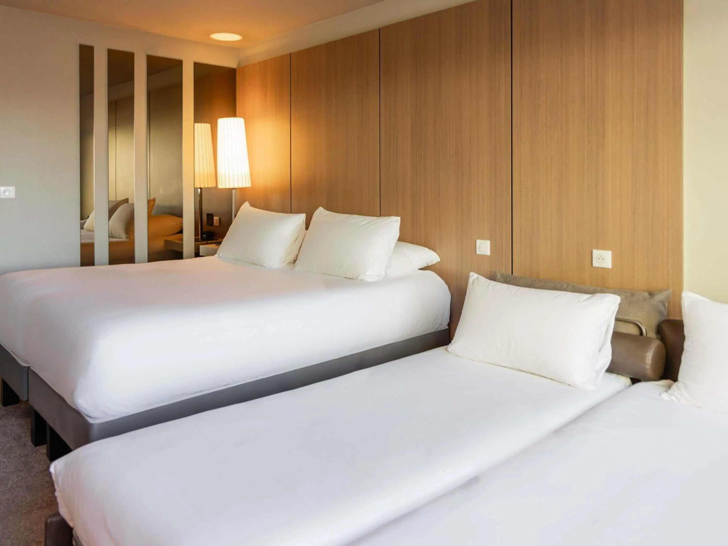 Bedroom, Bed in Pullman Bordeaux Lac