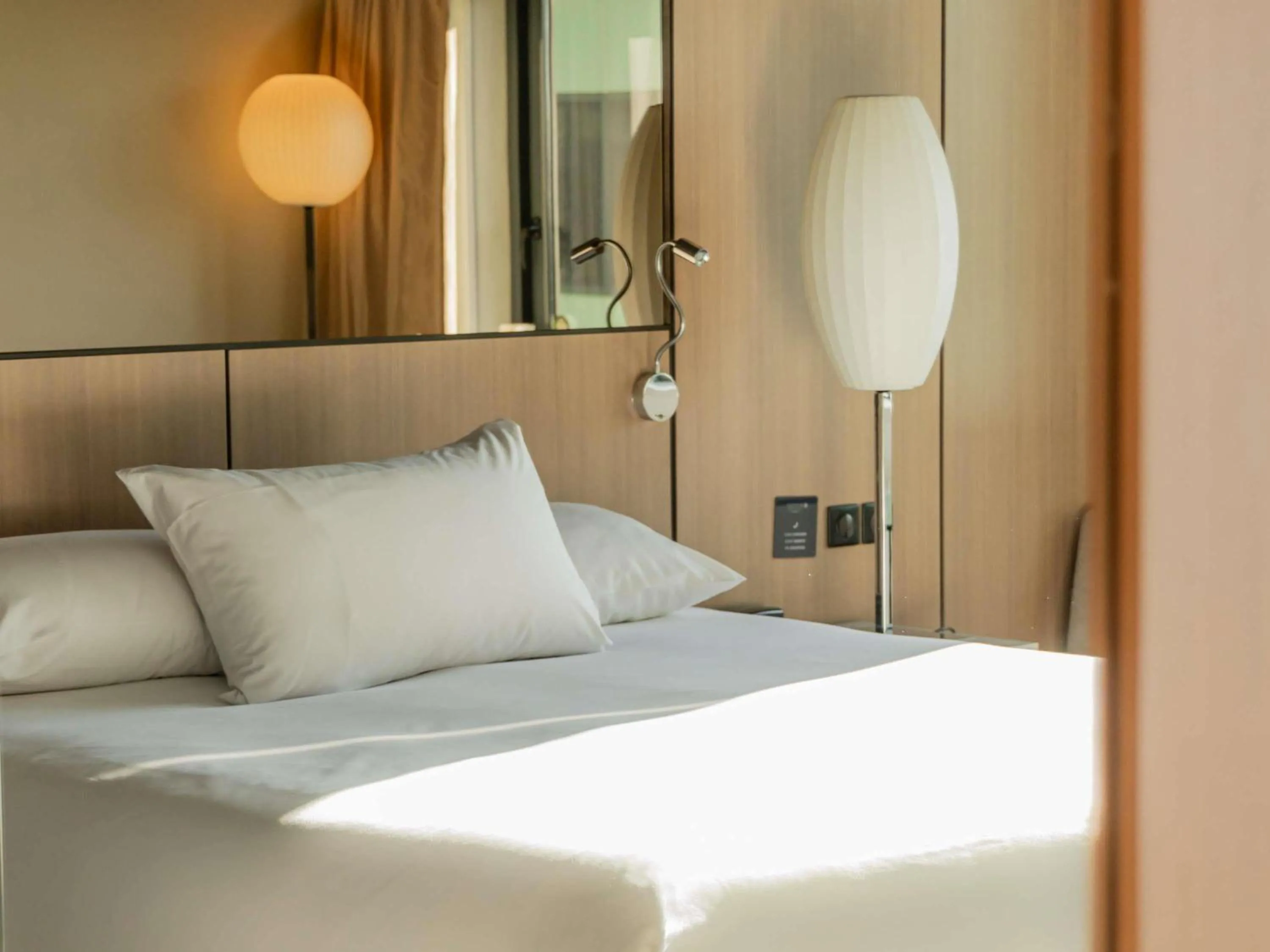 Bedroom, Bed in Pullman Bordeaux Lac