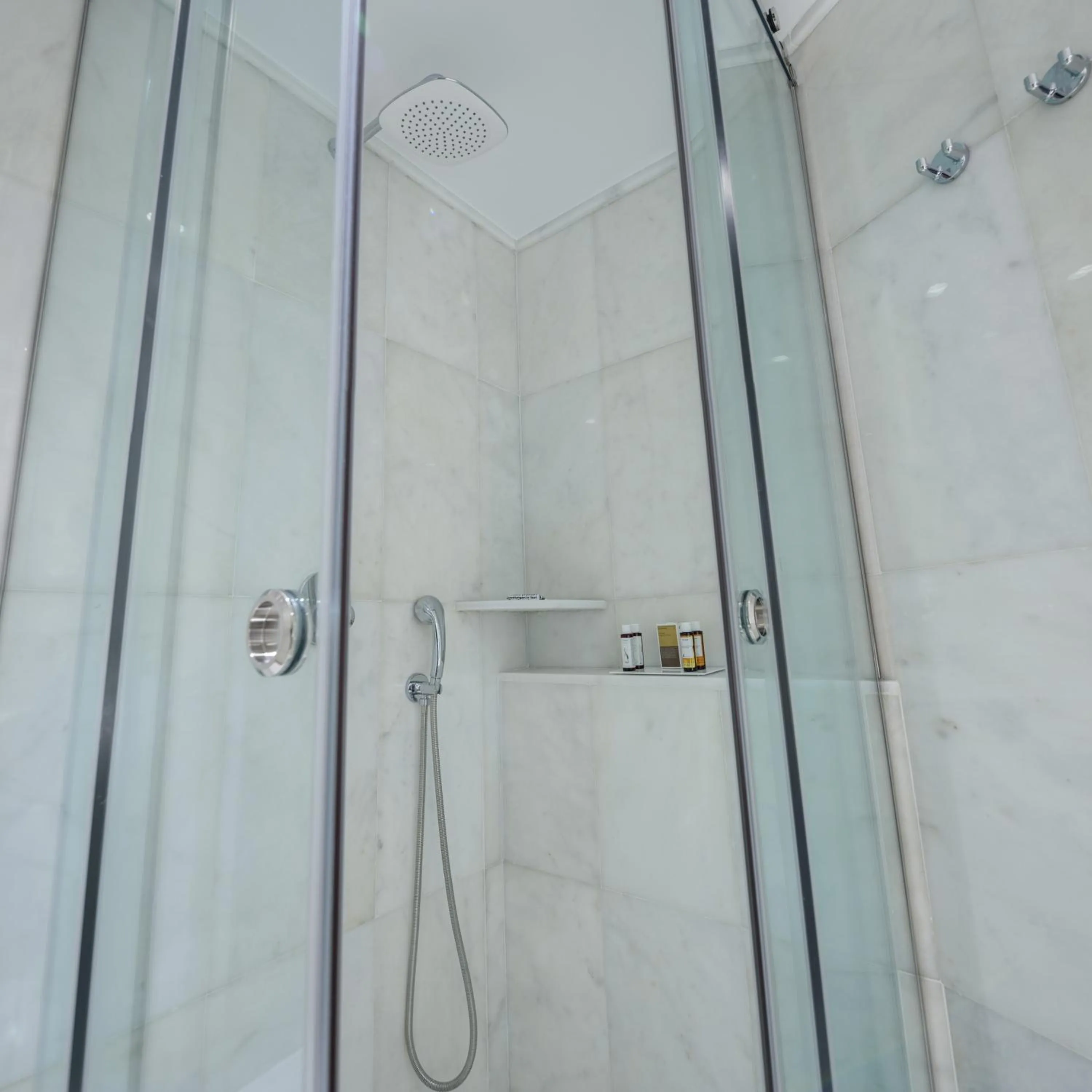 Bathroom in Fos DownTown Suites