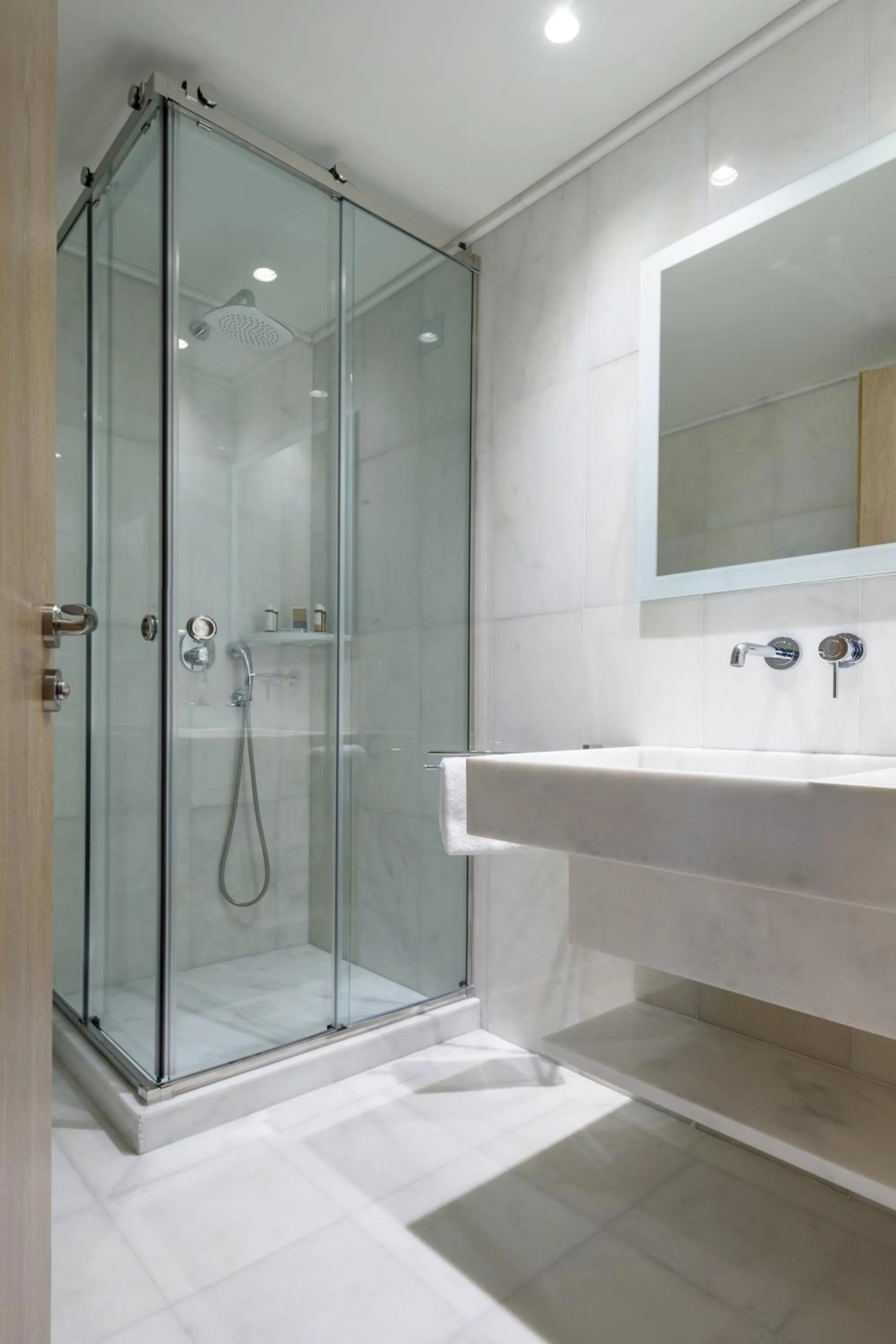 Bathroom in Fos DownTown Suites