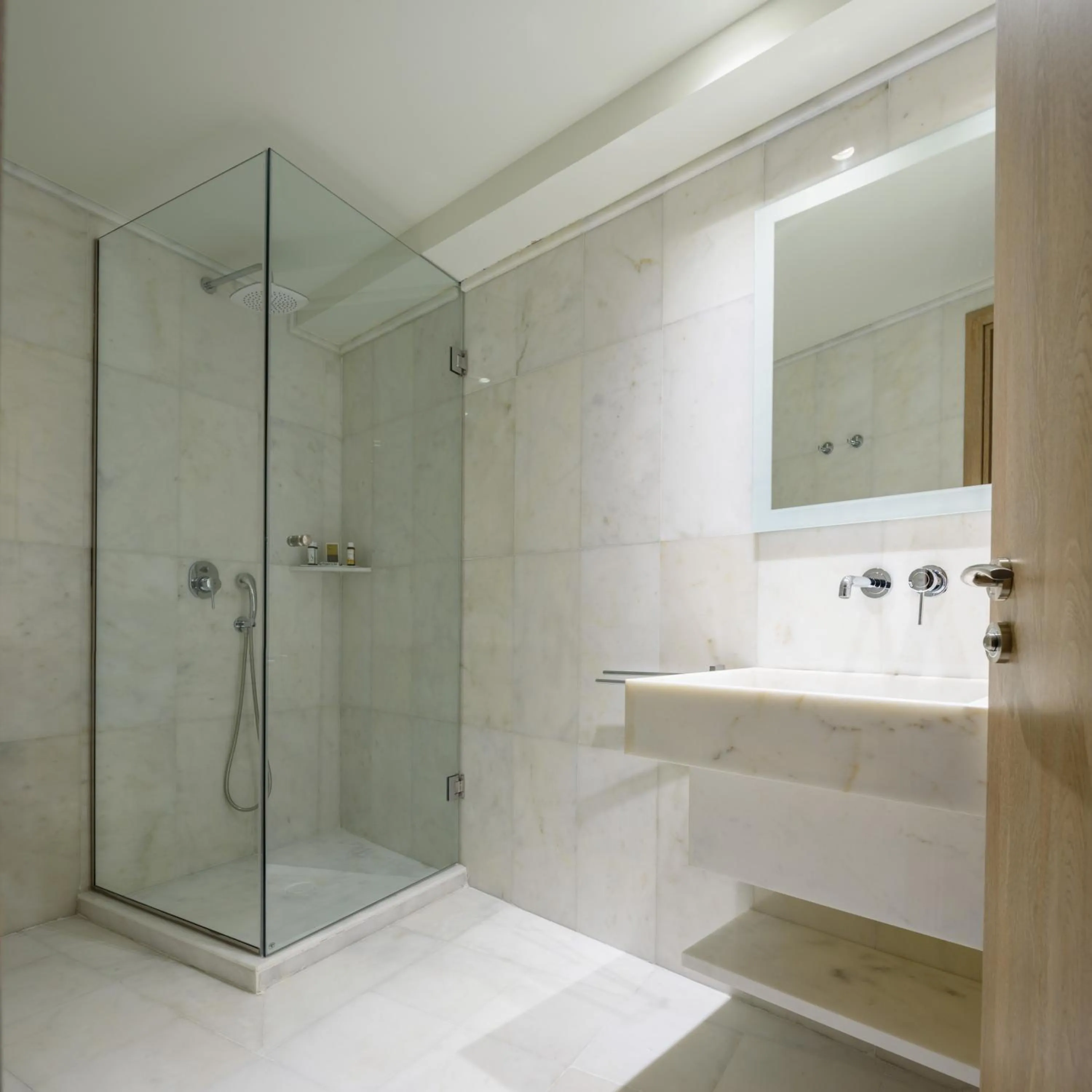 Bathroom in Fos DownTown Suites