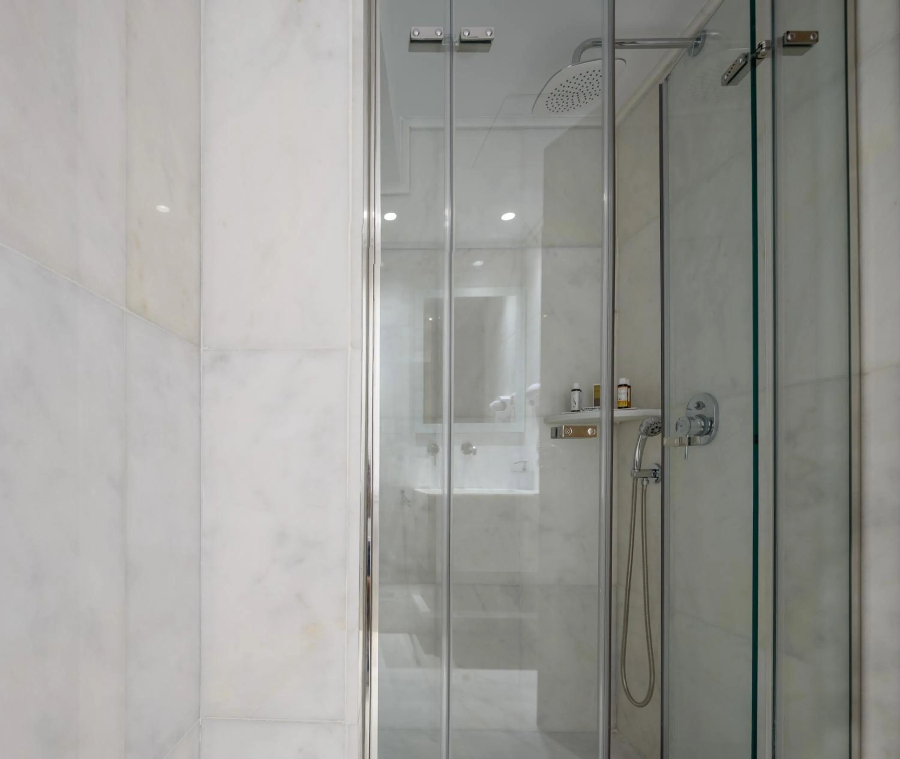 Bathroom in Fos DownTown Suites