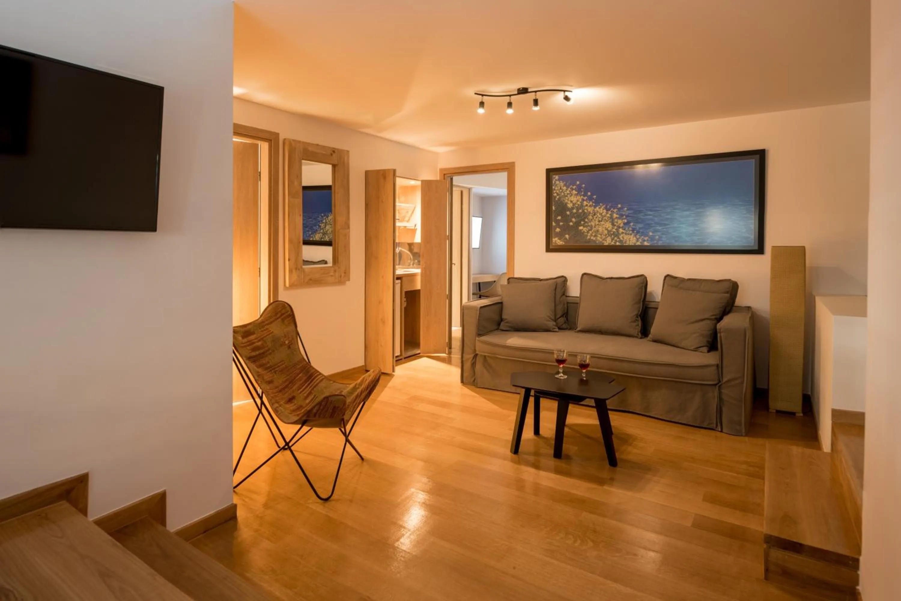 TV and multimedia in Fos DownTown Suites