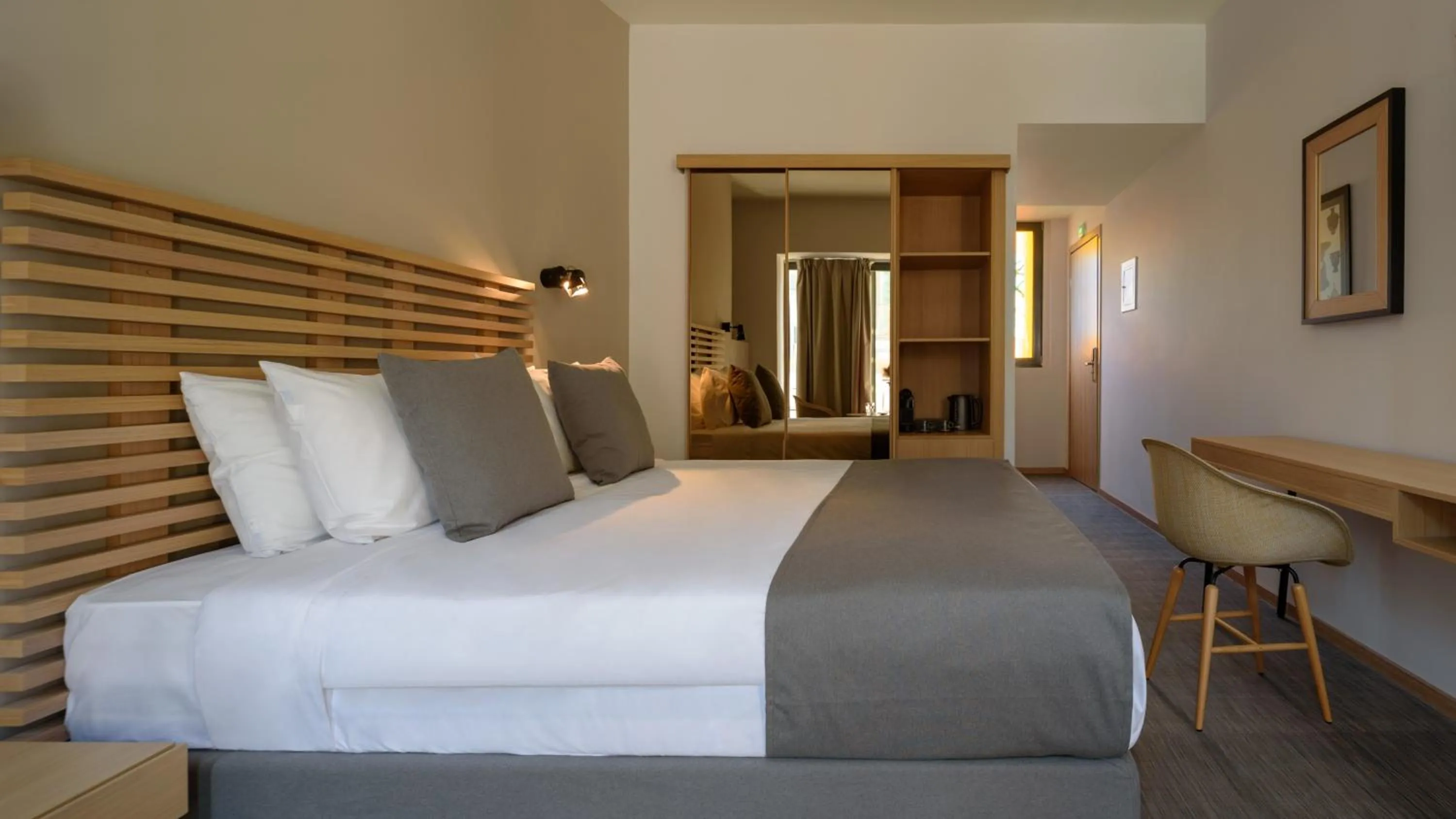 Bedroom, Bed in Fos DownTown Suites