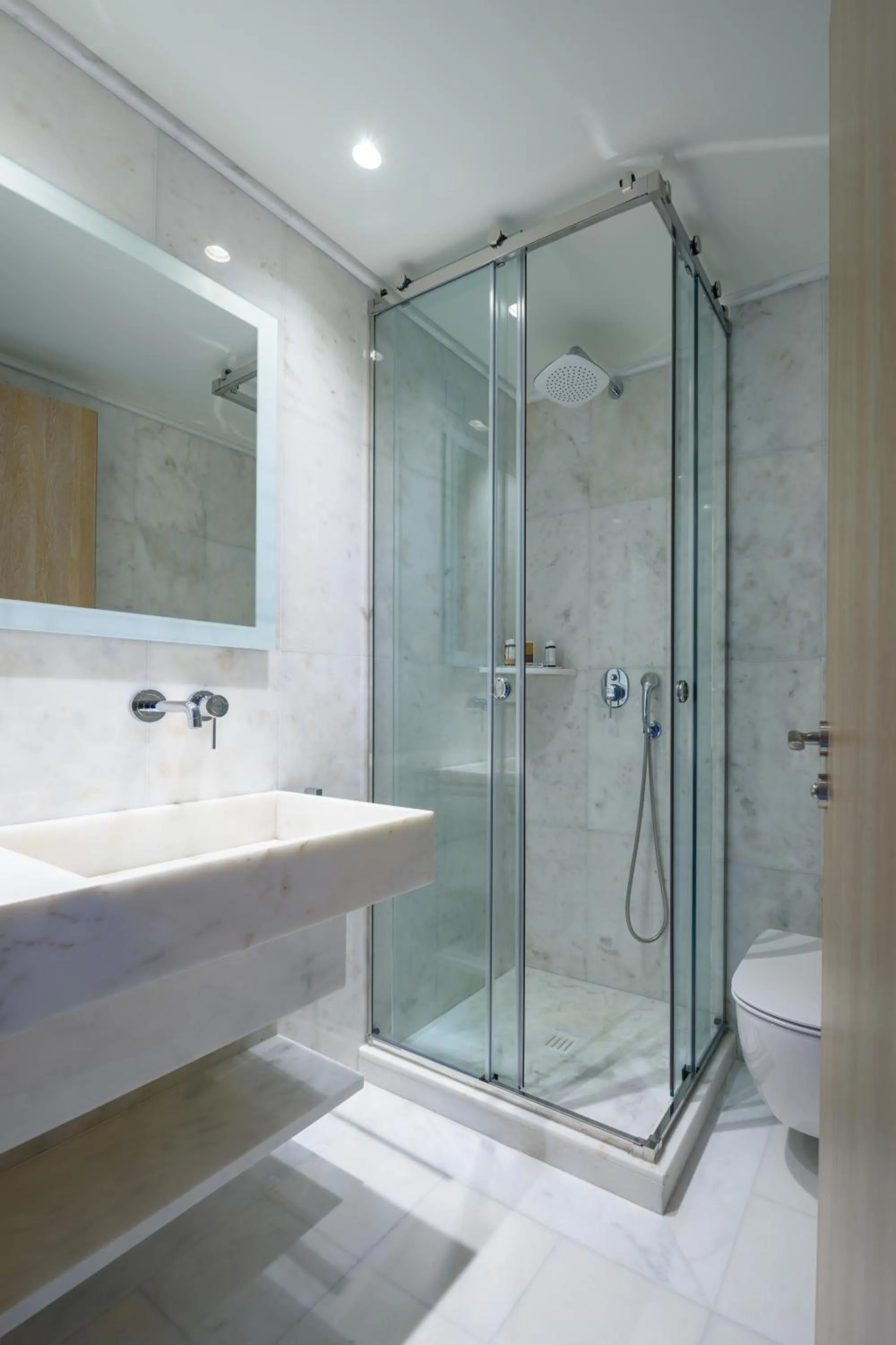 Bathroom in Fos DownTown Suites