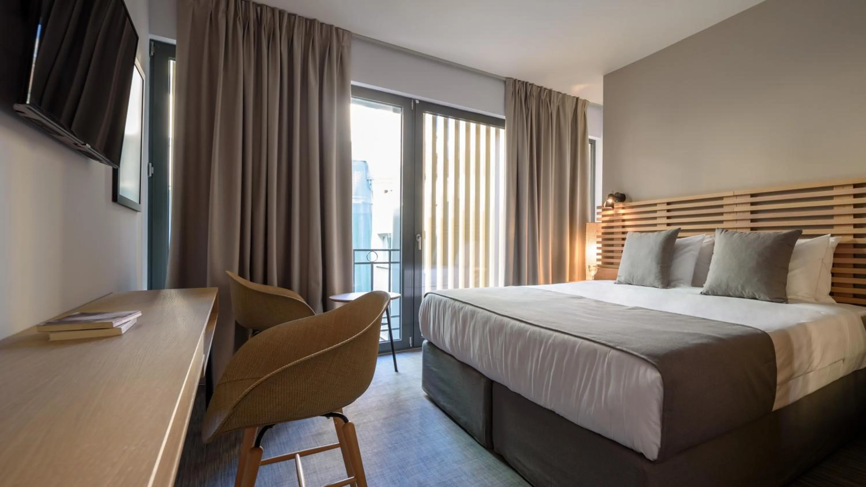 Bedroom, Bed in Fos DownTown Suites