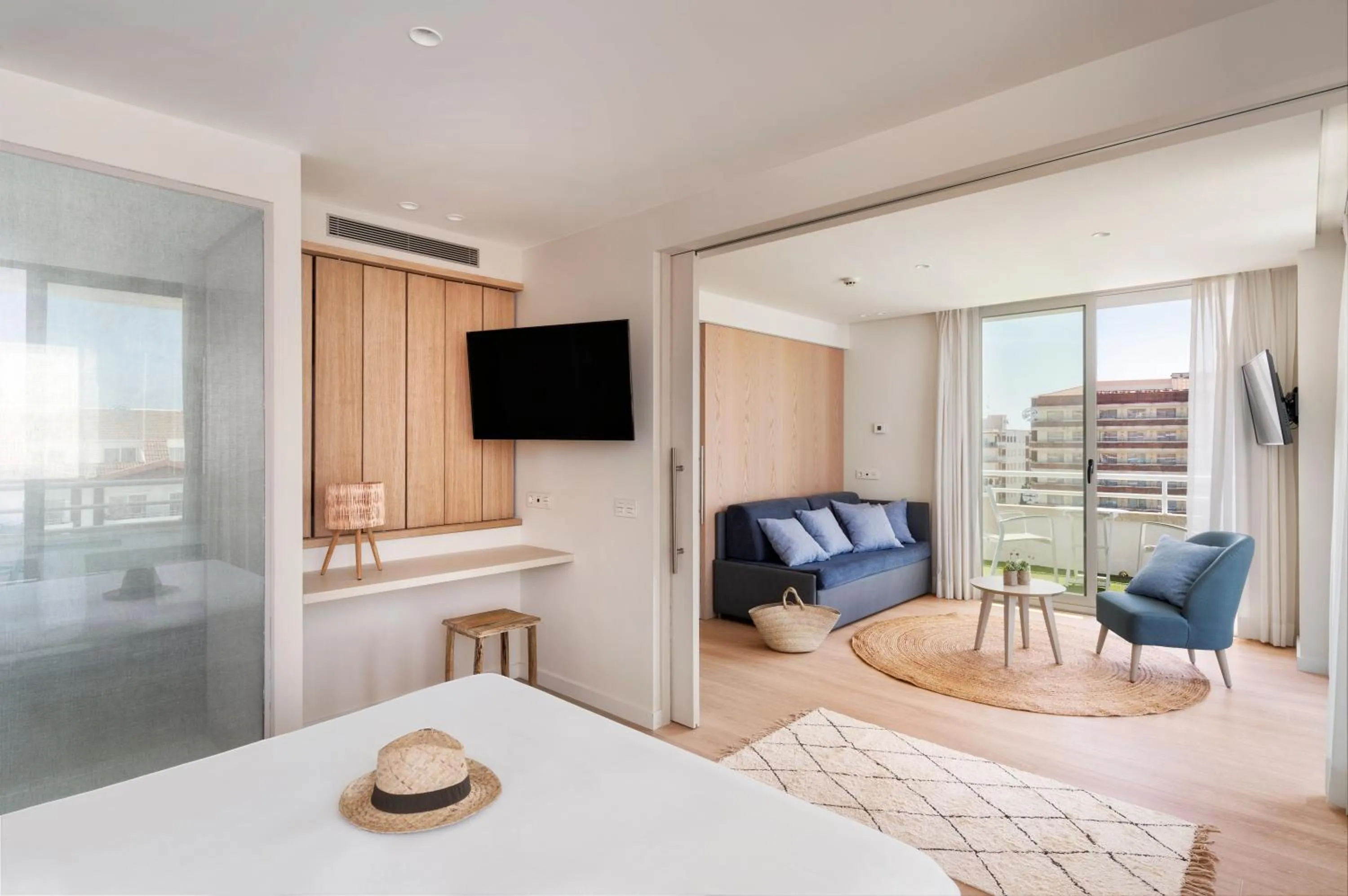 Communal lounge/ TV room, Bed in Hotel Indalo Park