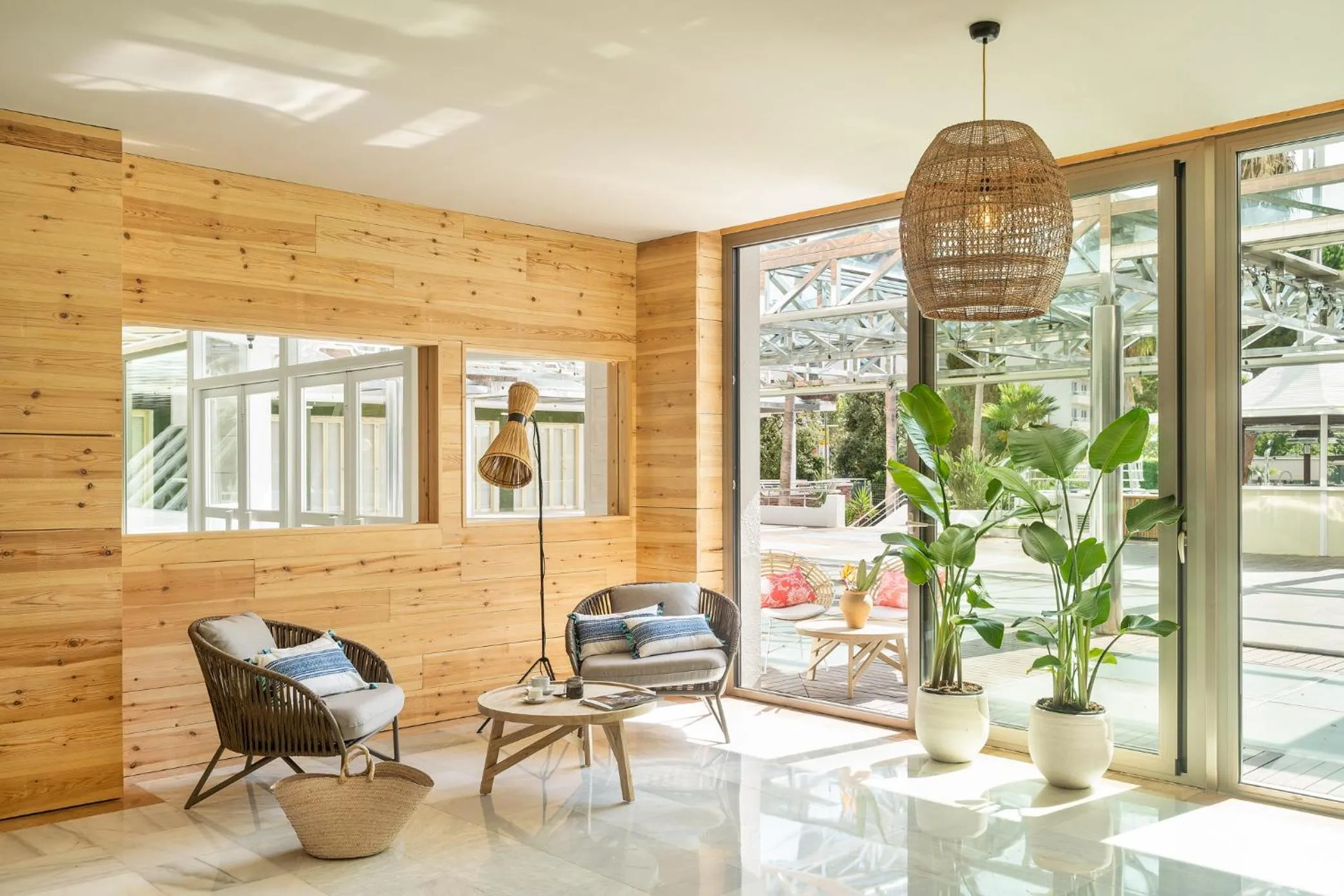 Communal lounge/ TV room in Hotel Indalo Park