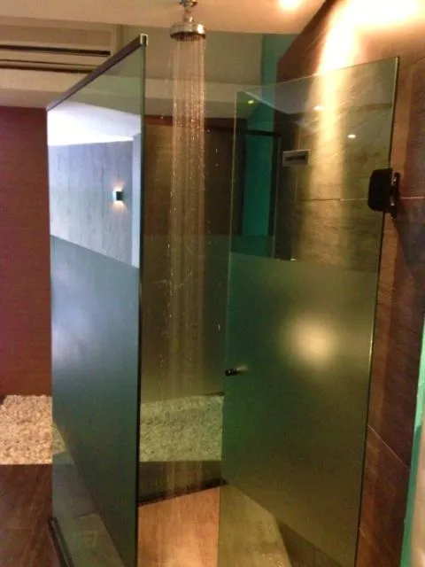 Shower in Forum Motel