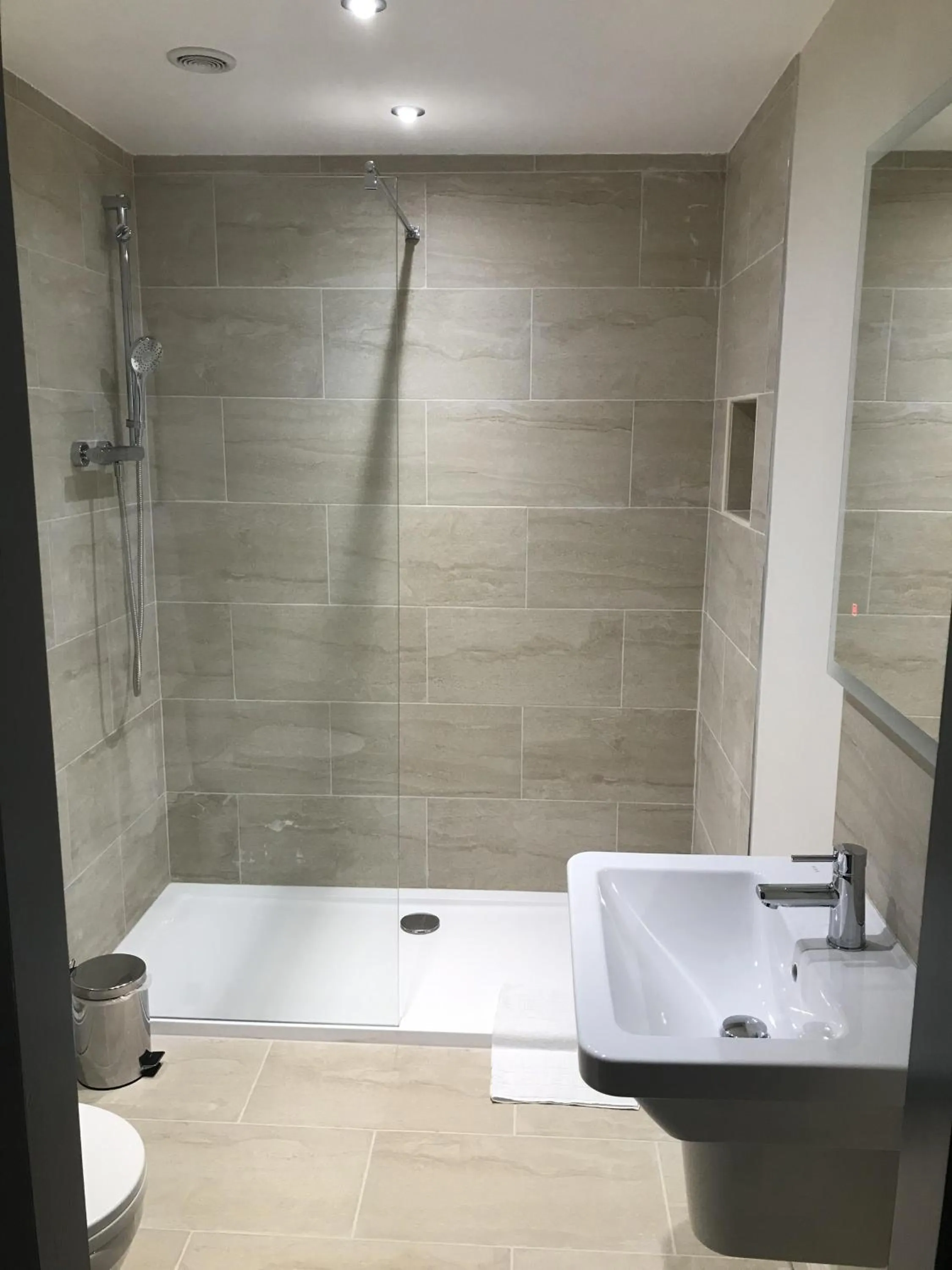 Bathroom in The Crown, Hutton le Hole