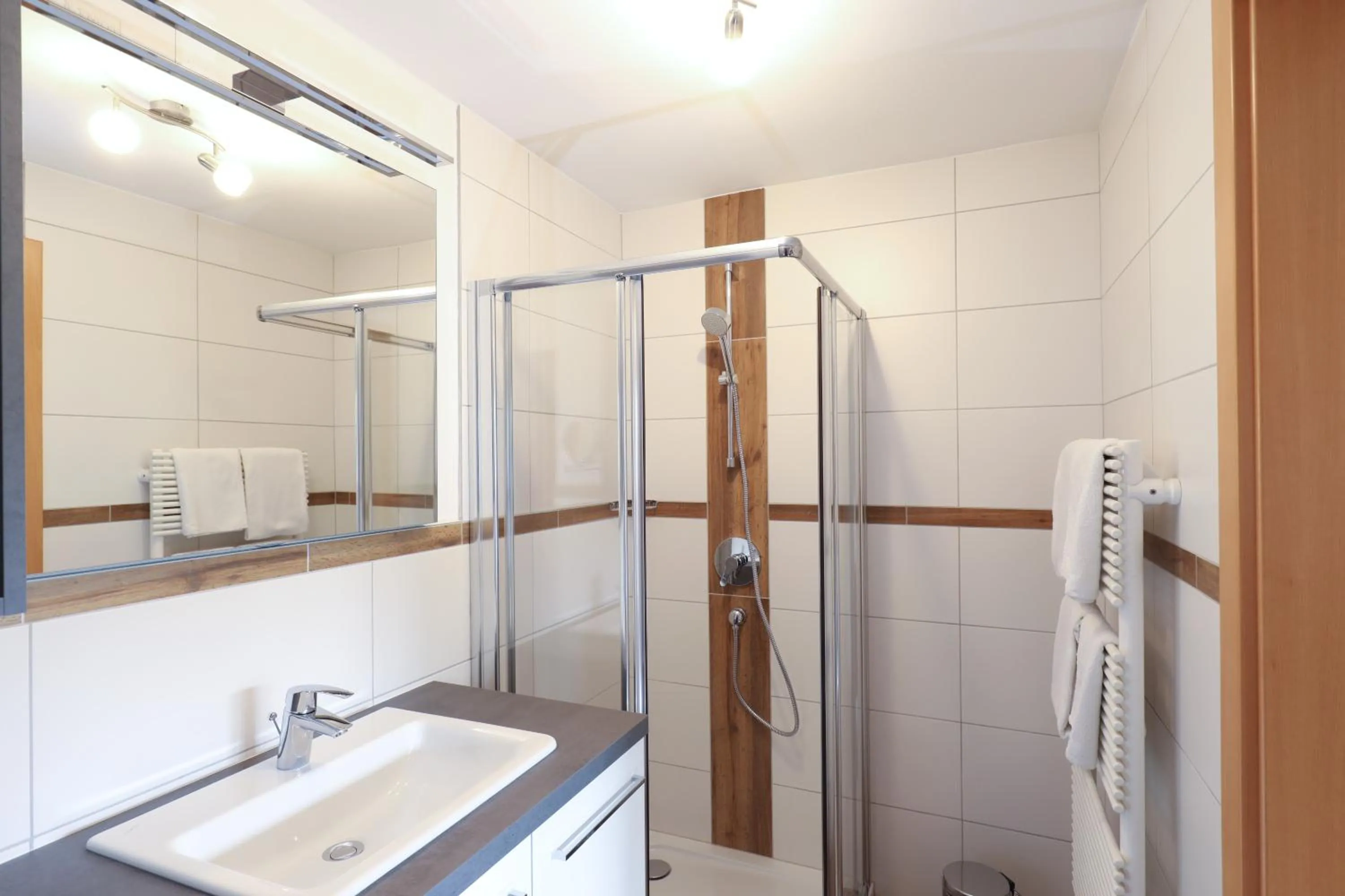 Shower in Hotel Garni Dorferwirt am Irrsee