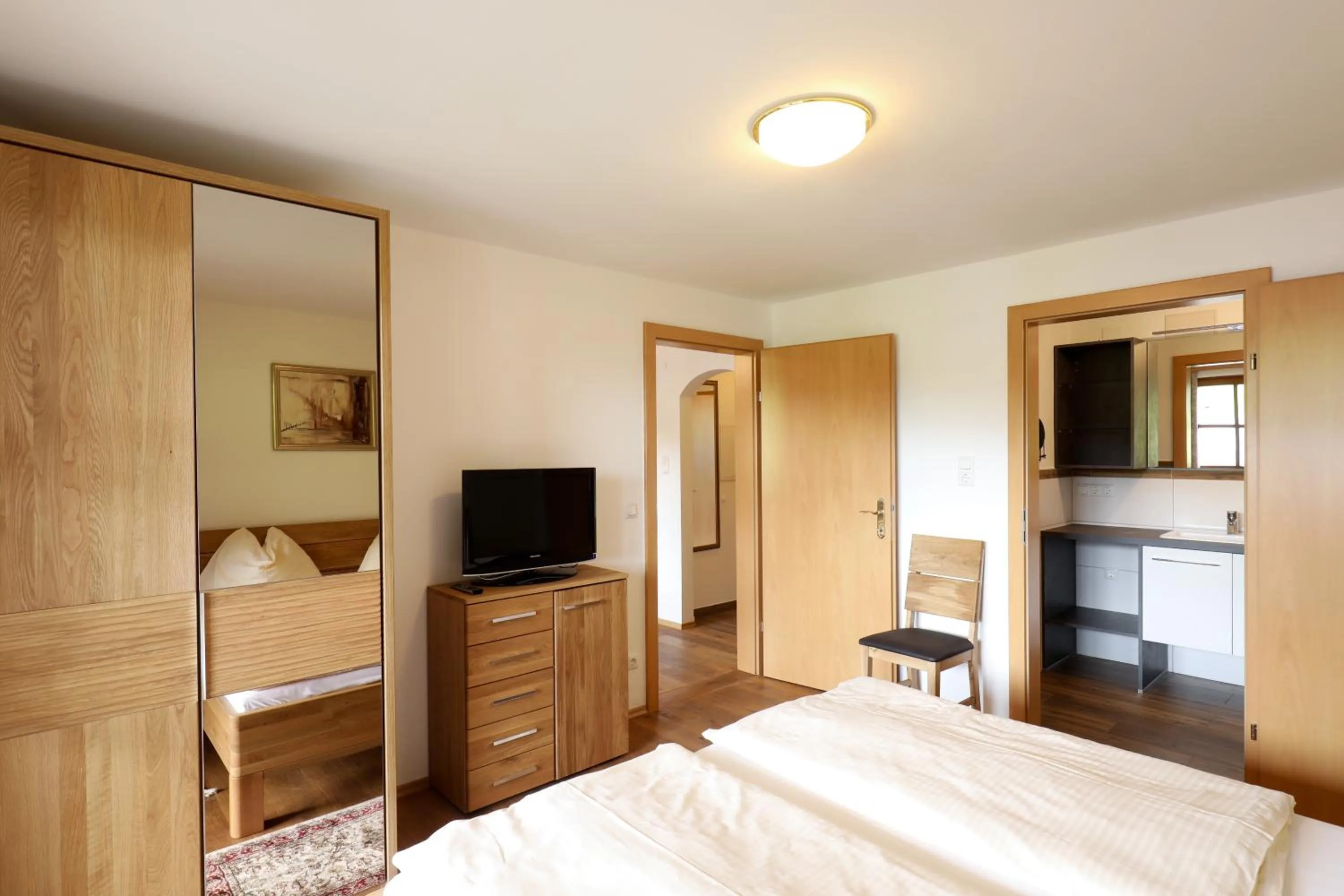 Bed in Hotel Garni Dorferwirt am Irrsee