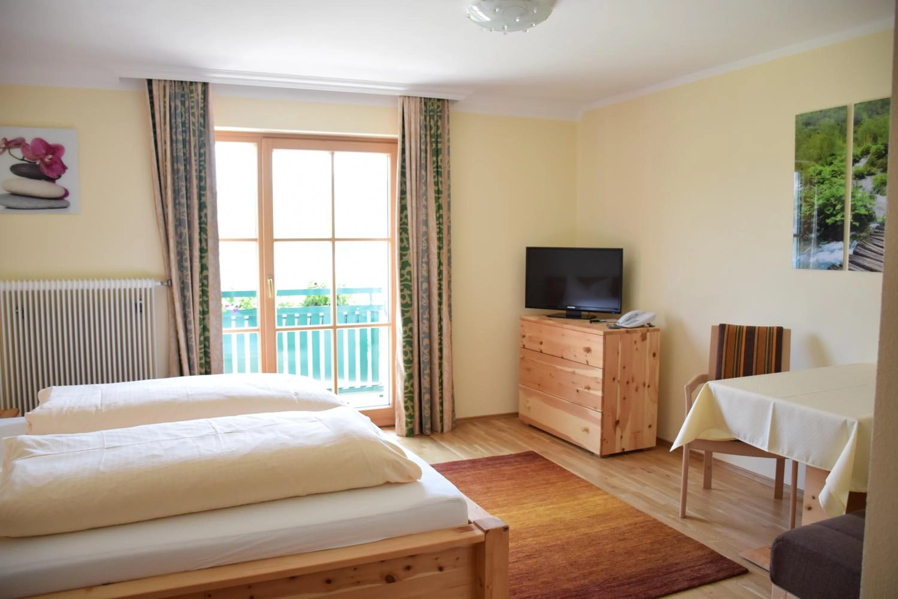 Bed in Hotel Garni Dorferwirt am Irrsee