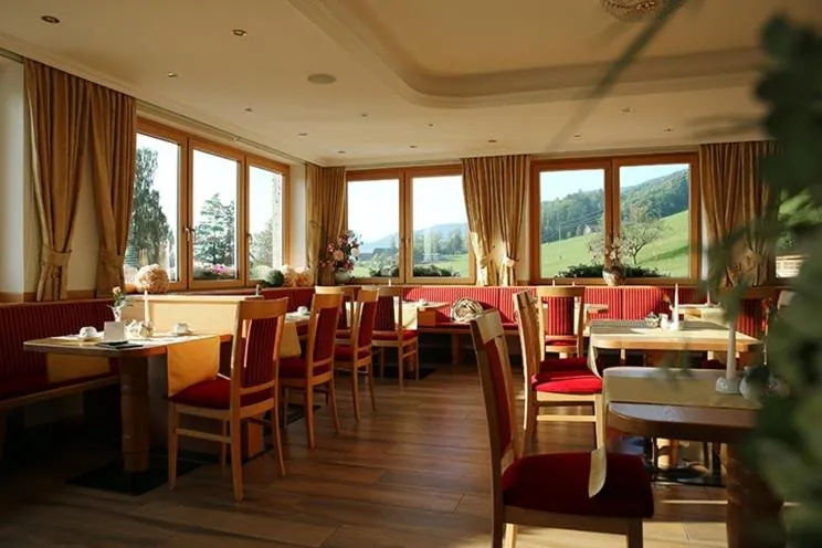 Restaurant/places to eat in Hotel Garni Dorferwirt am Irrsee