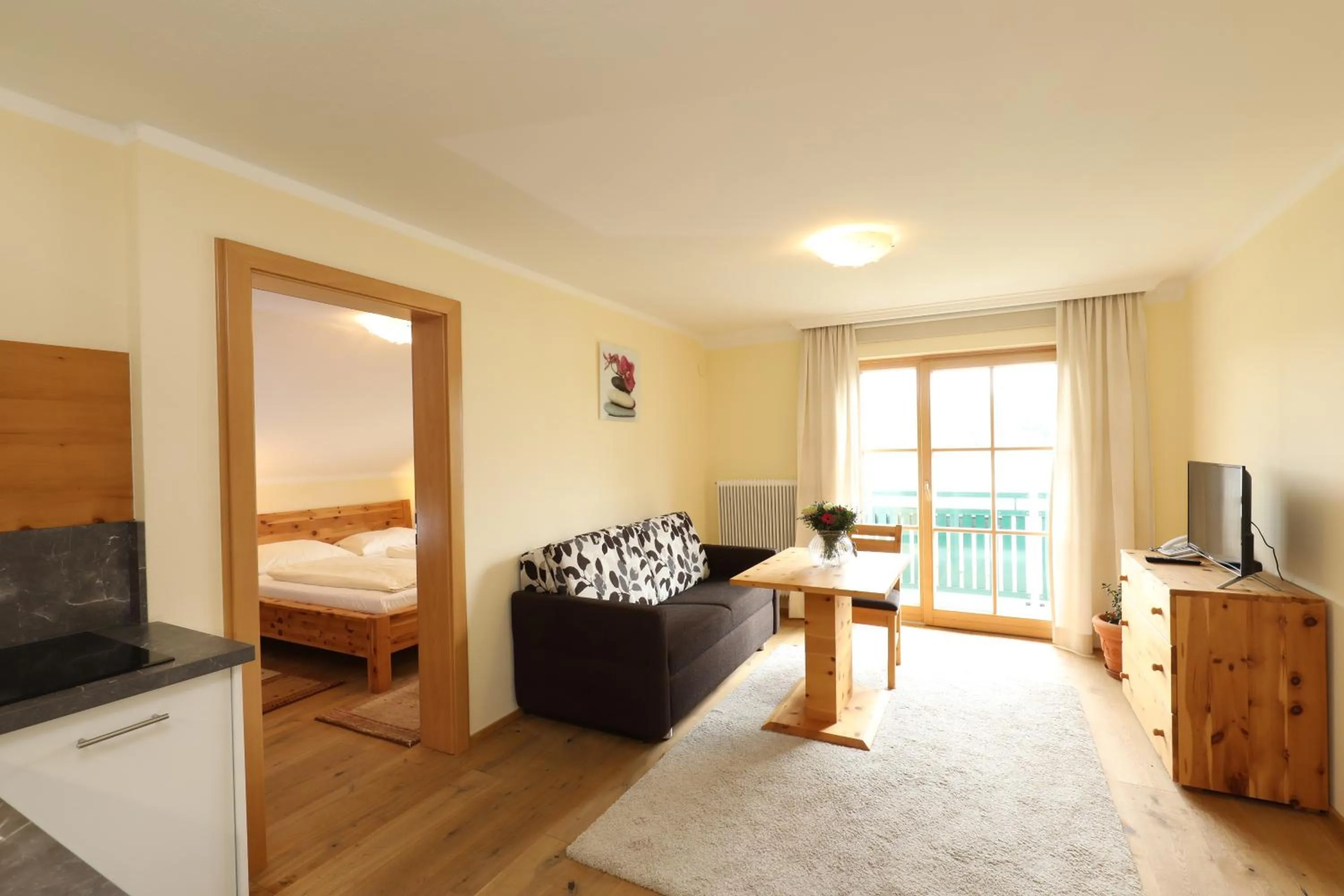 Living room, Bed in Hotel Garni Dorferwirt am Irrsee