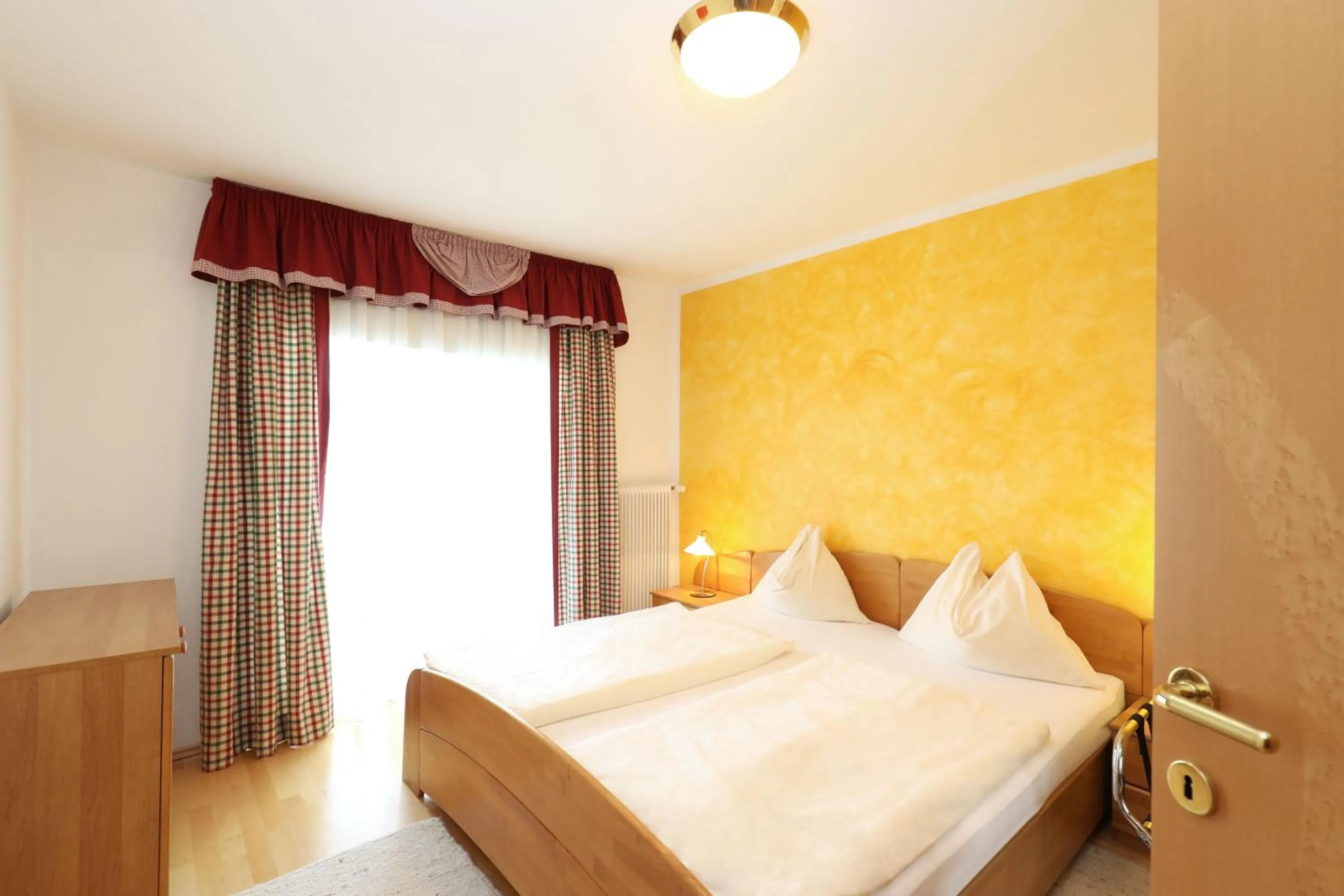 Bed in Hotel Garni Dorferwirt am Irrsee