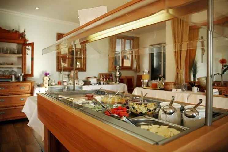 Breakfast in Hotel Garni Dorferwirt am Irrsee