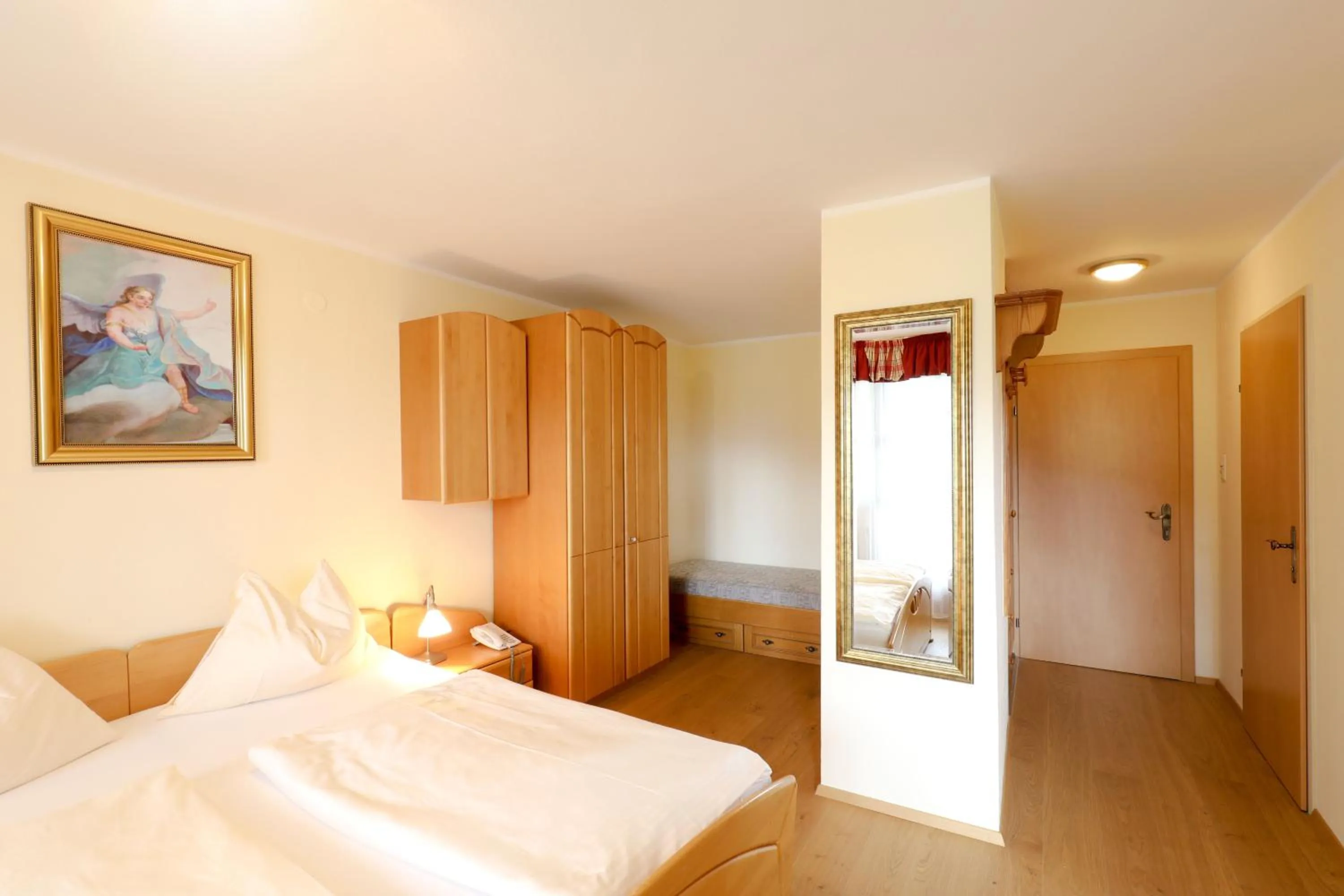 Bed in Hotel Garni Dorferwirt am Irrsee