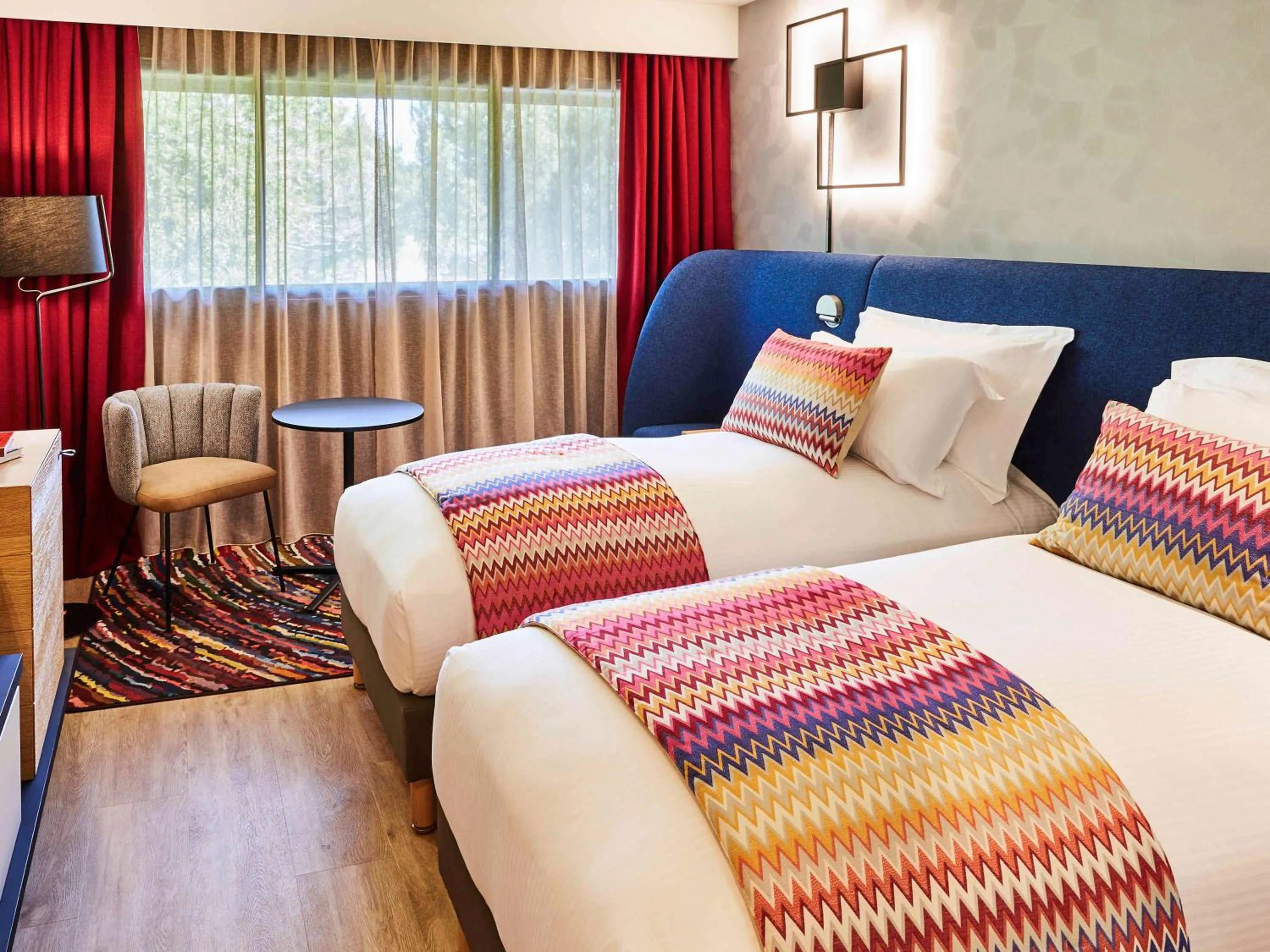 Photo of the whole room, Bed in Cabot Bordeaux MGallery Collection