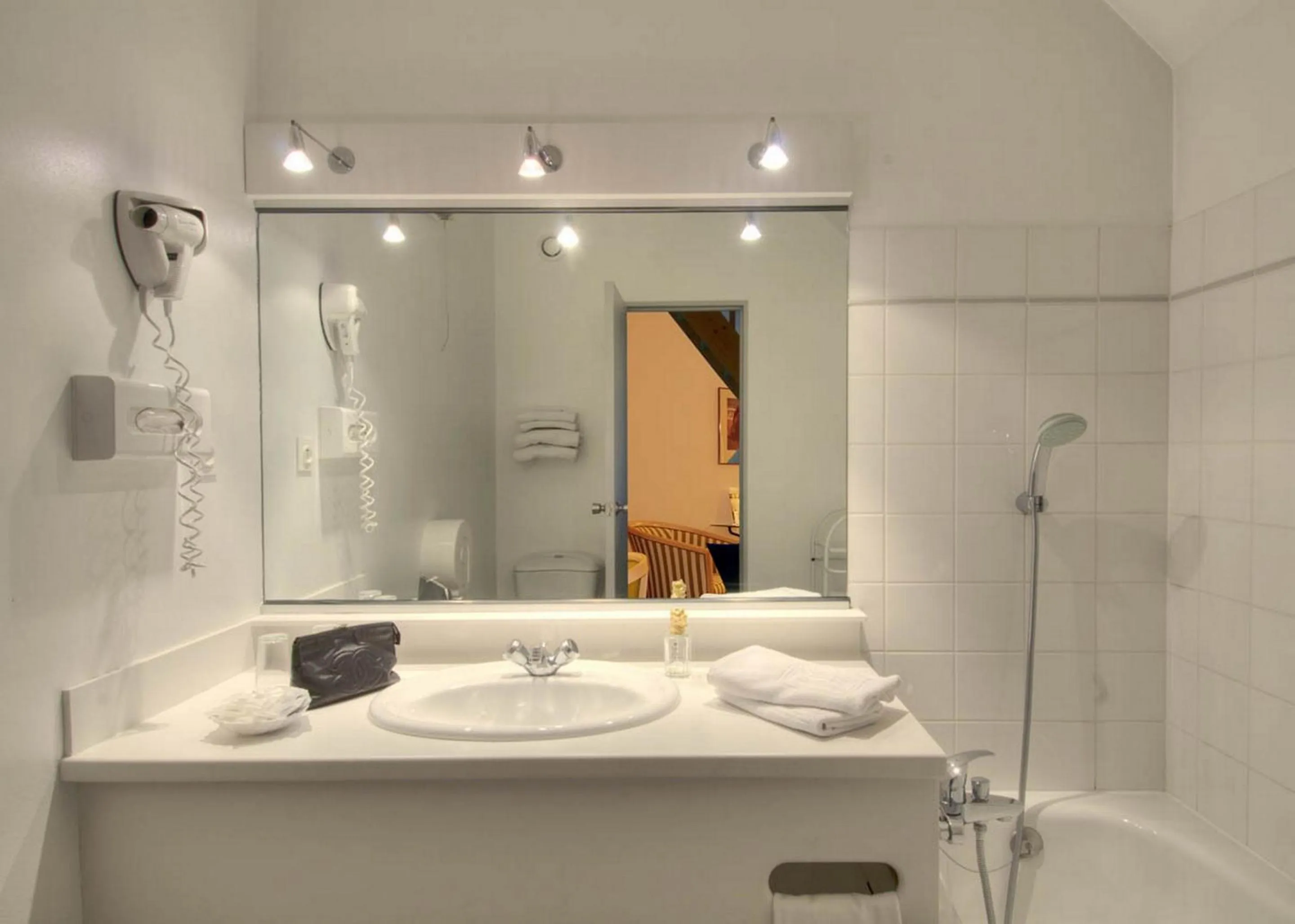 Bathroom in Hôtel Les Jardins D'Adalric