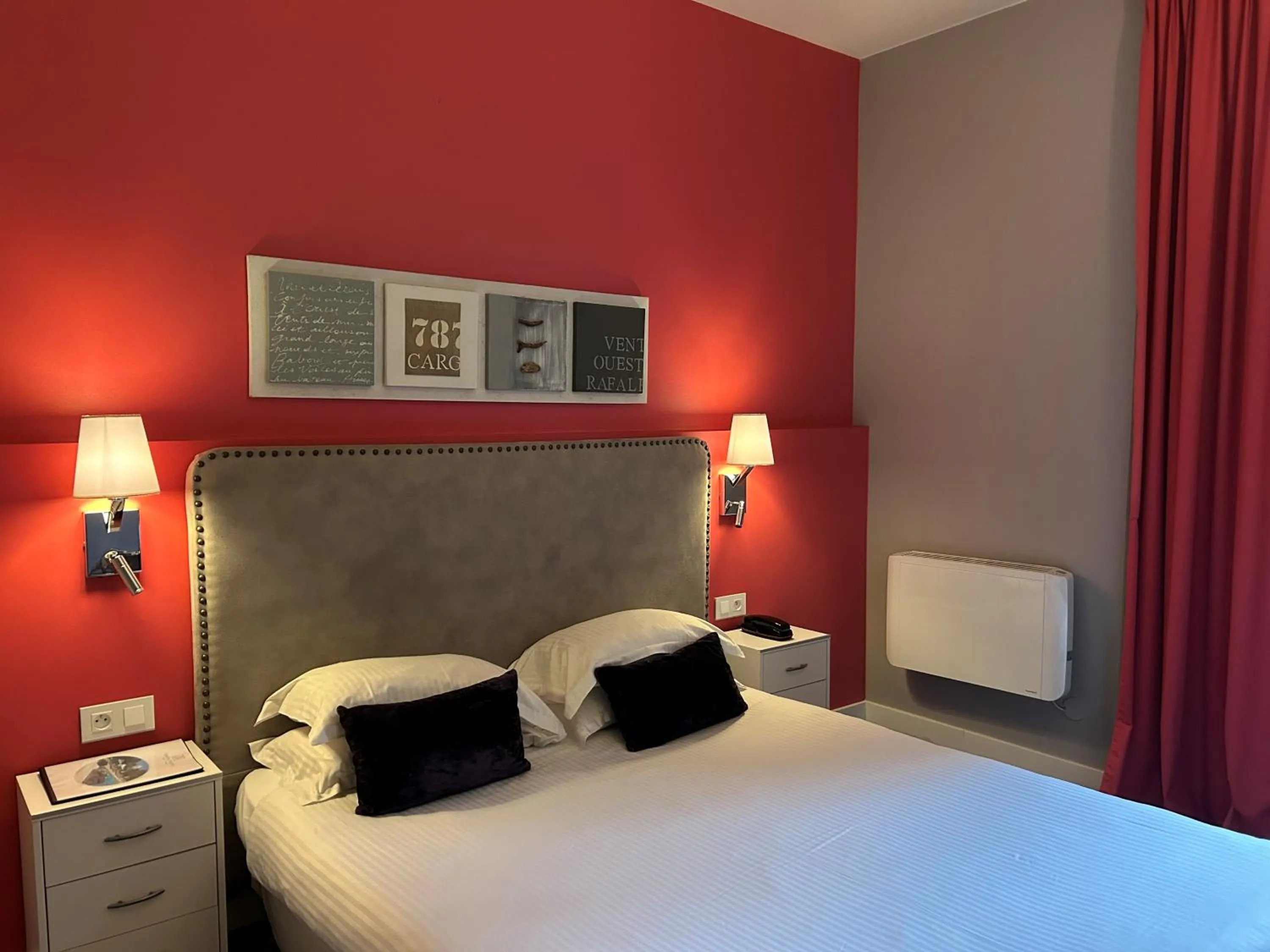 Bed in Hôtel Les Jardins D'Adalric