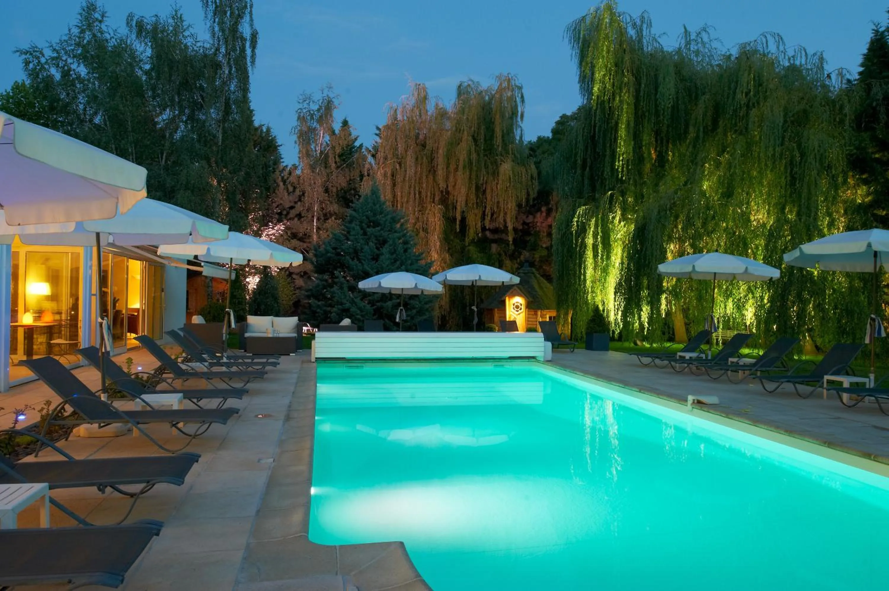 Patio in Hôtel Les Jardins D'Adalric