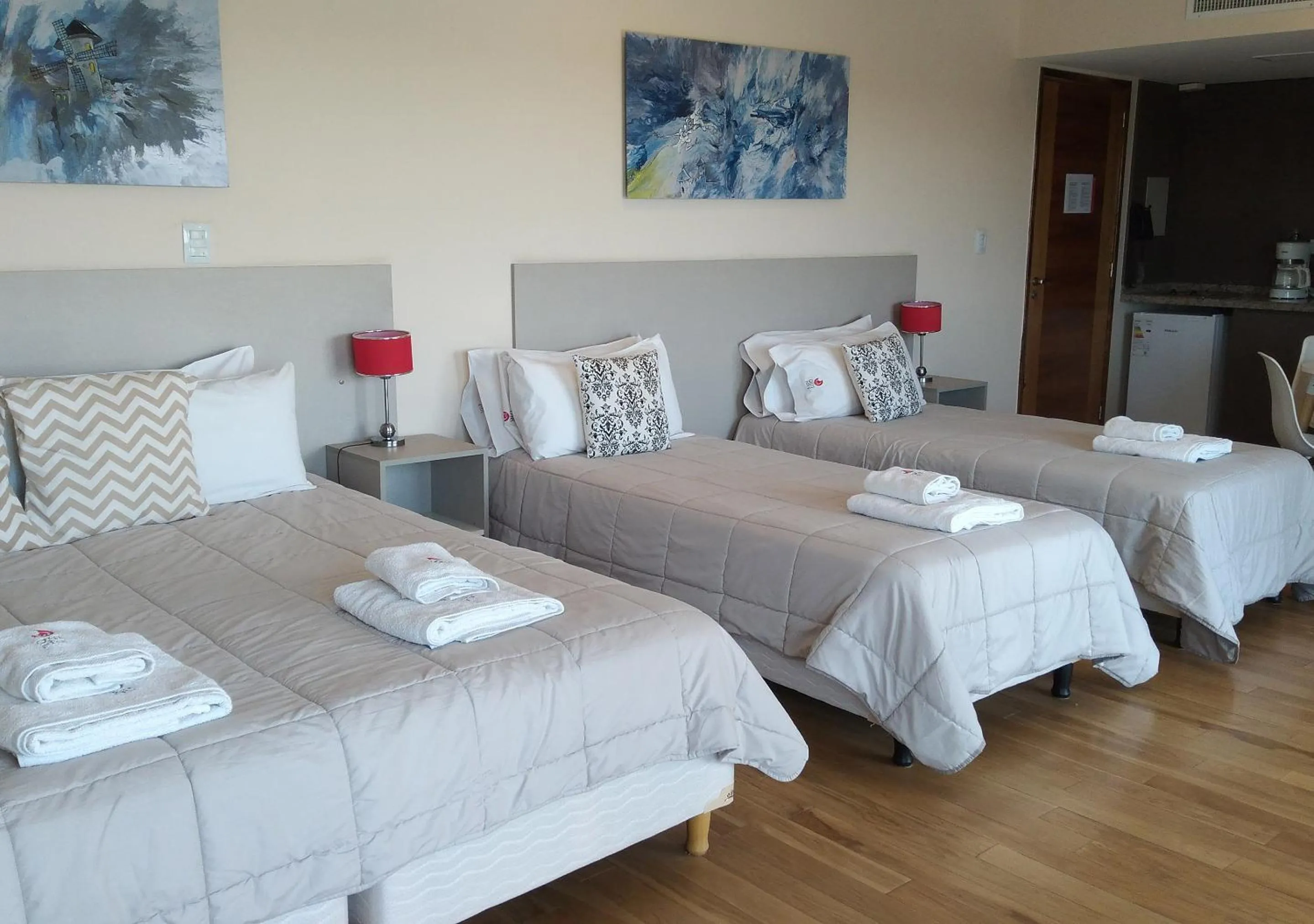 Photo of the whole room, Bed in Apart Hotel Quijote by DOT Suites