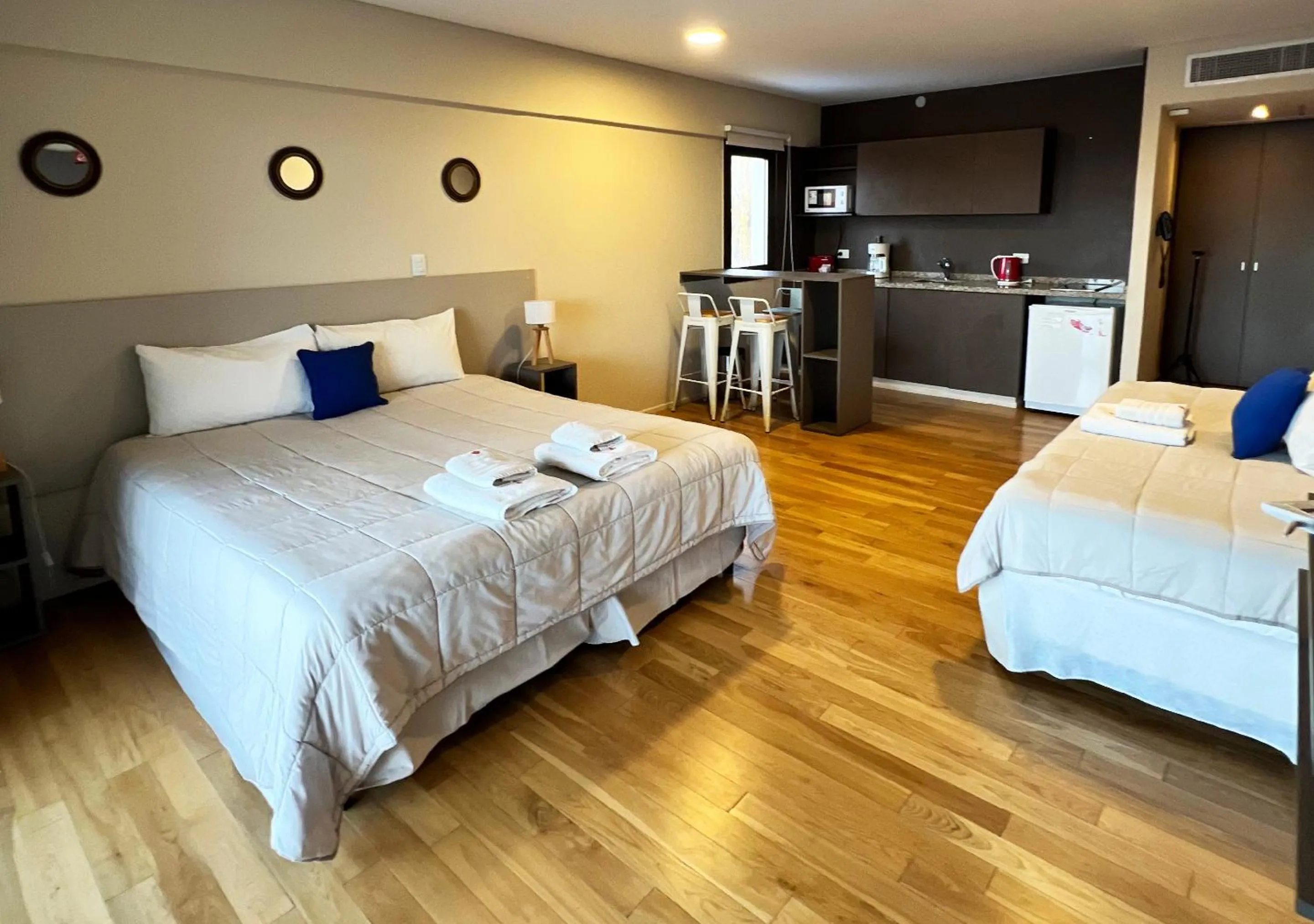 Photo of the whole room, Bed in Apart Hotel Quijote by DOT Suites