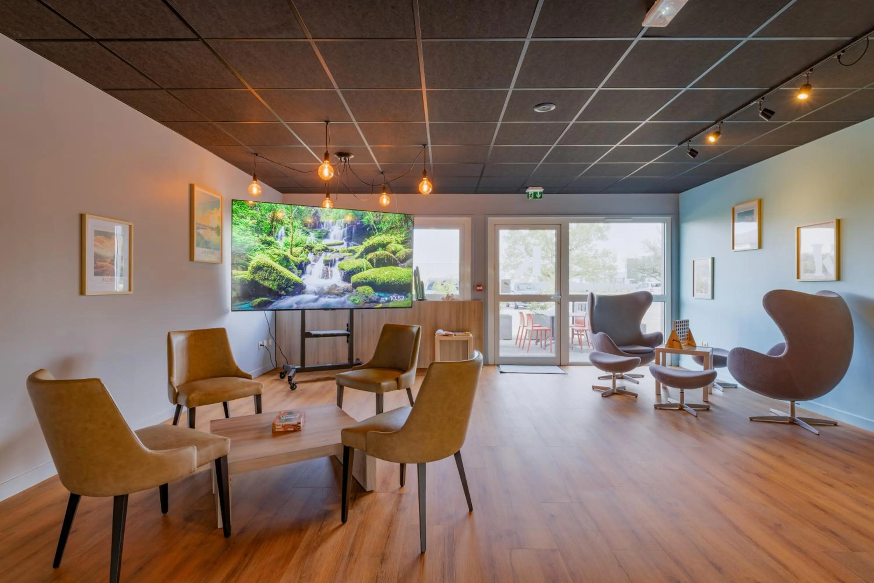 Lounge or bar in Kyriad Lyon Est - Saint Bonnet De Mure