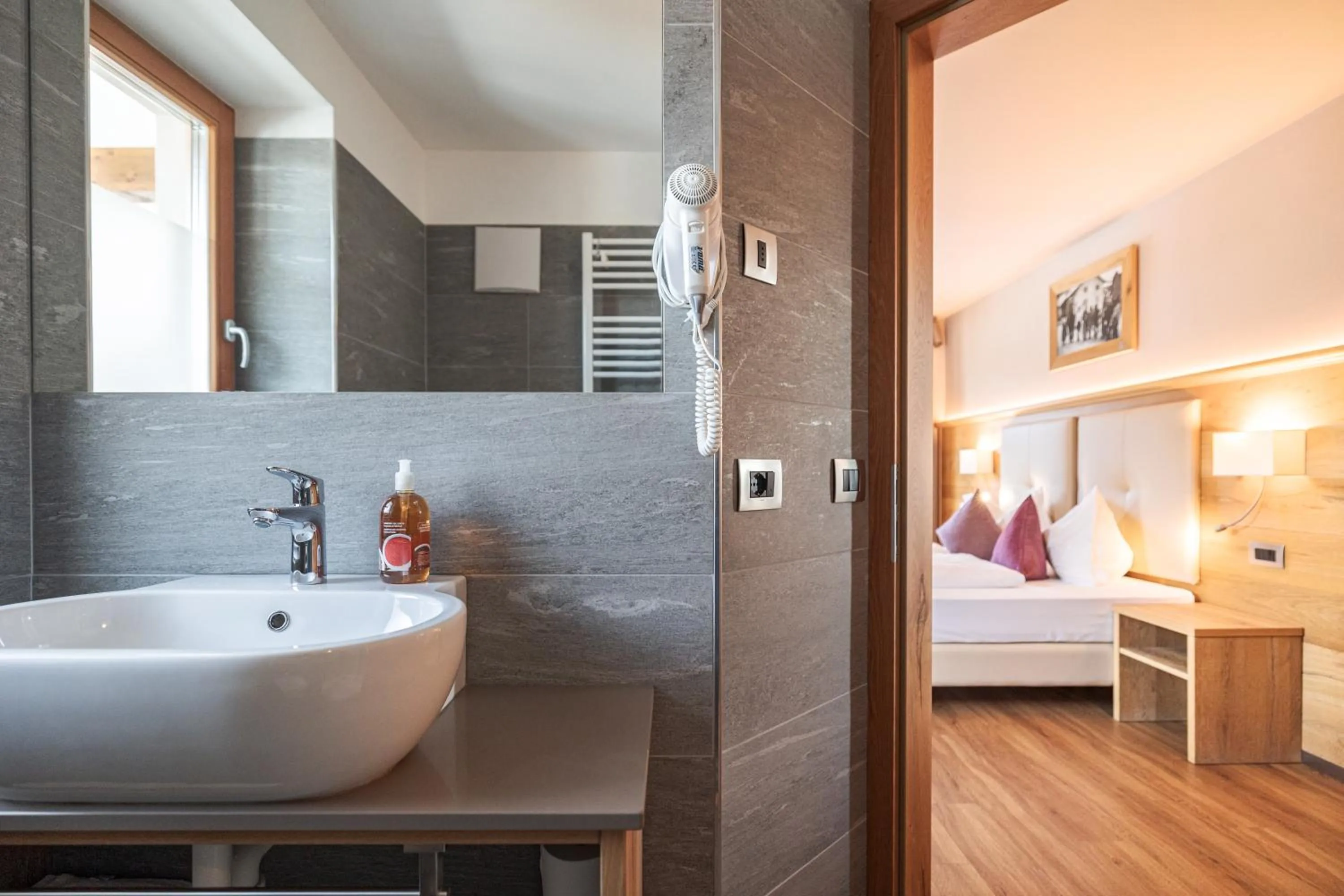 Bathroom, Bed in Albergo Belvedere