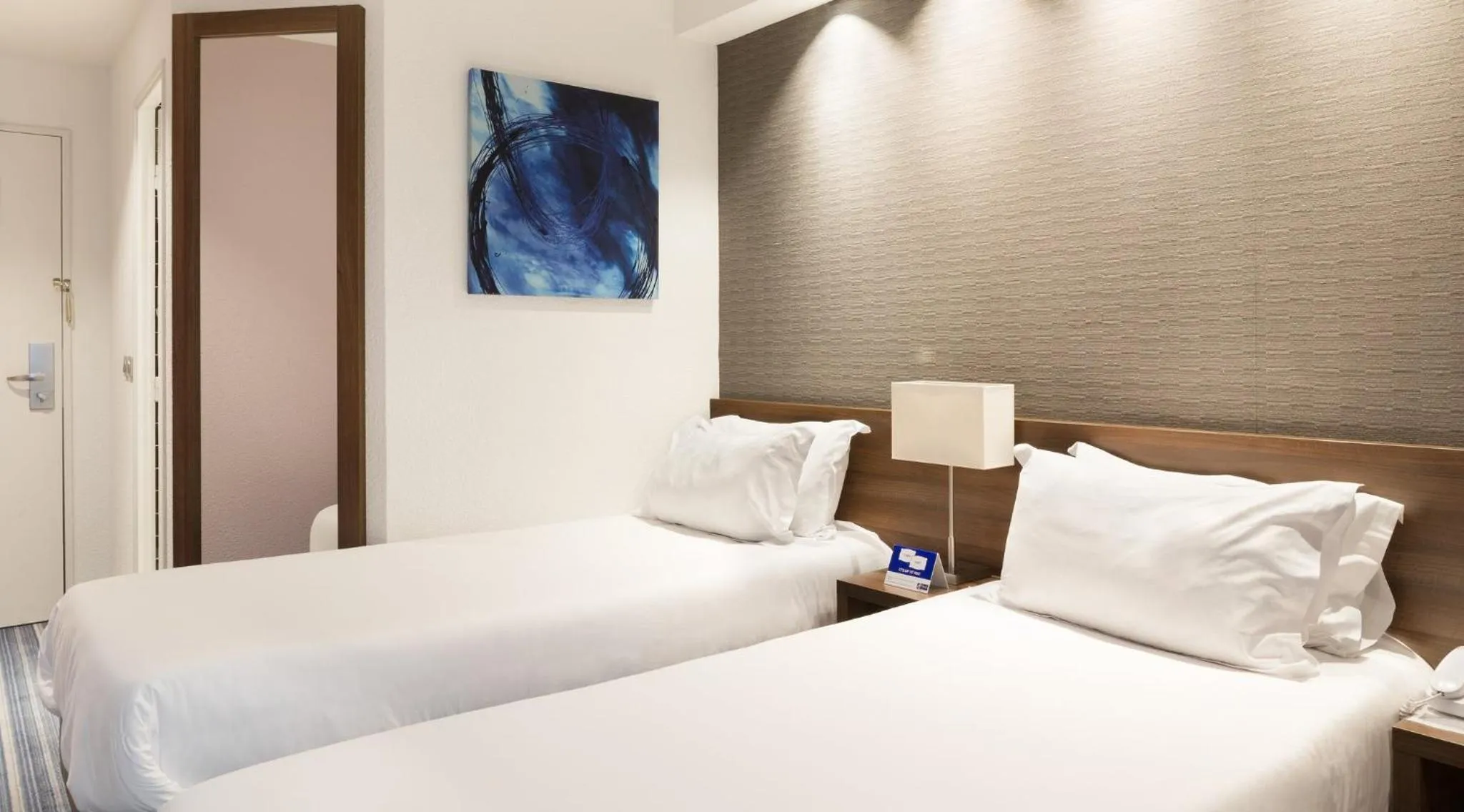 Photo of the whole room, Bed in Holiday Inn Express Amiens by IHG