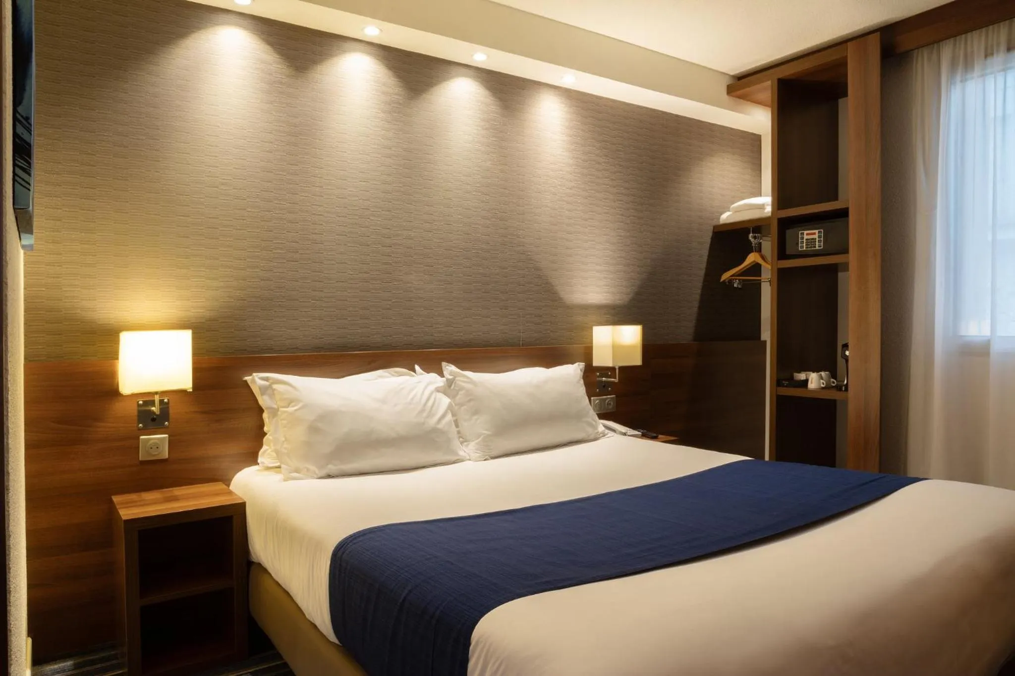 Photo of the whole room, Bed in Holiday Inn Express Amiens by IHG