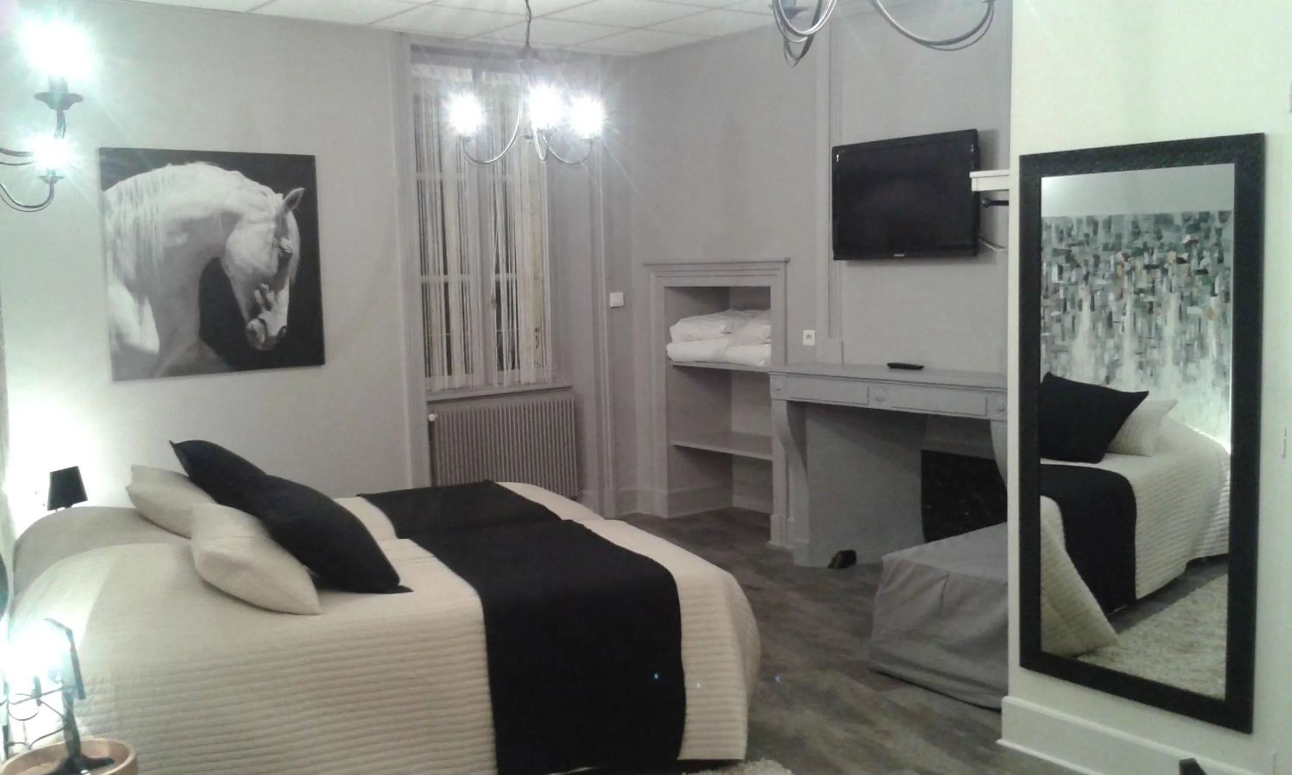 Decorative detail, Bed in Au Faisan Doré