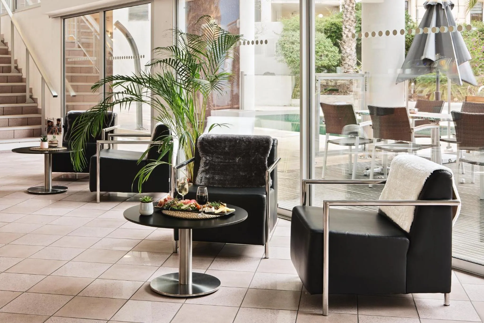 Lounge or bar in Holiday Inn Toulon City Centre by IHG