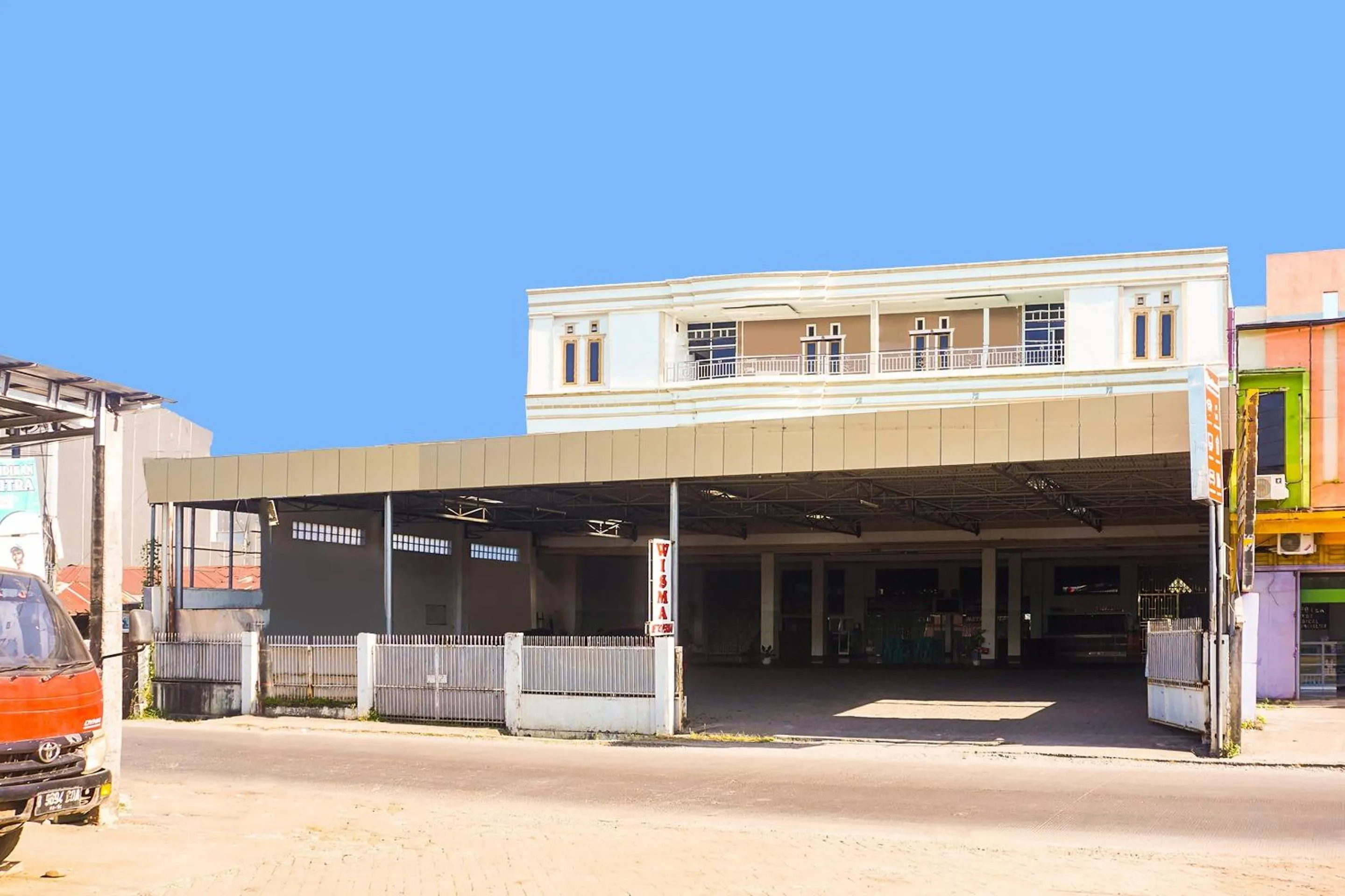 Facade/entrance in OYO Flagship 91534 Wisma Metro Permai