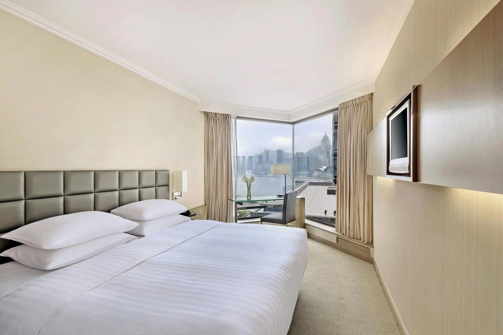 Bed in The Kowloon Hotel