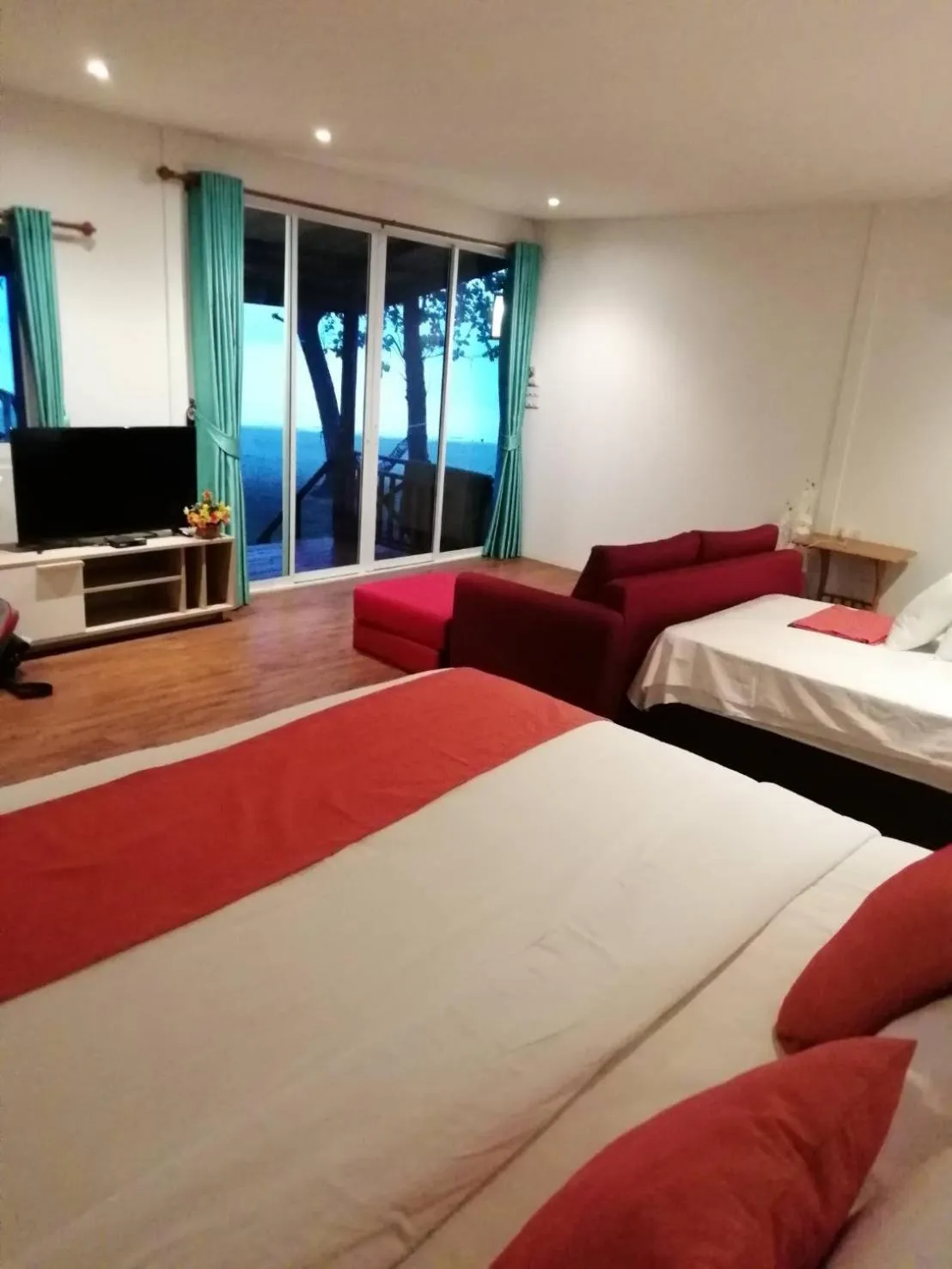 Photo of the whole room, Bed in Koh Jum Delight Beach