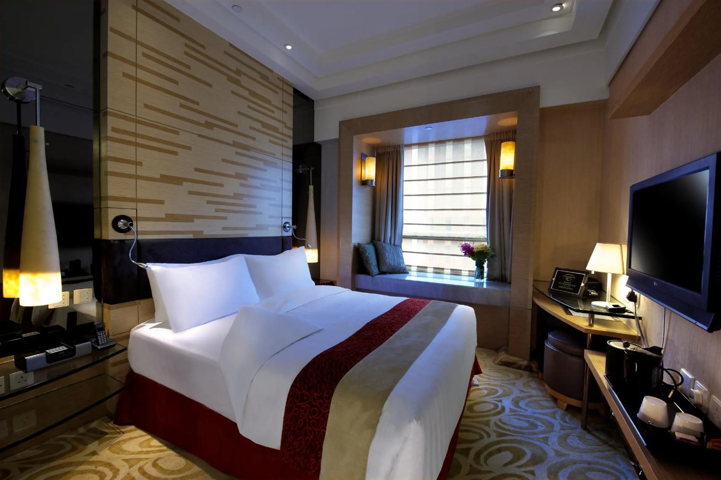 Photo of the whole room, Bed in Charterhouse Causeway Bay