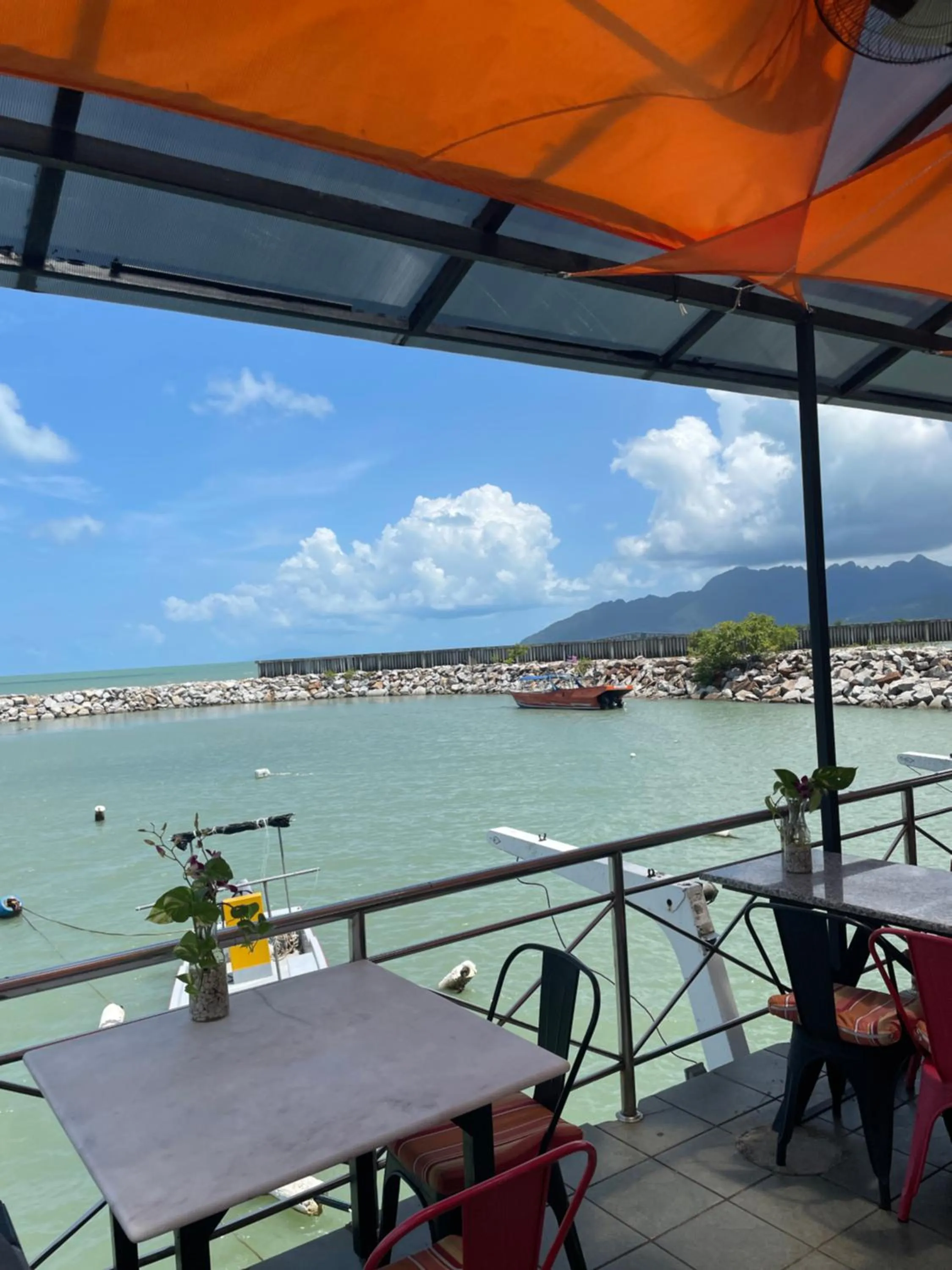 Restaurant/places to eat in Tubotel