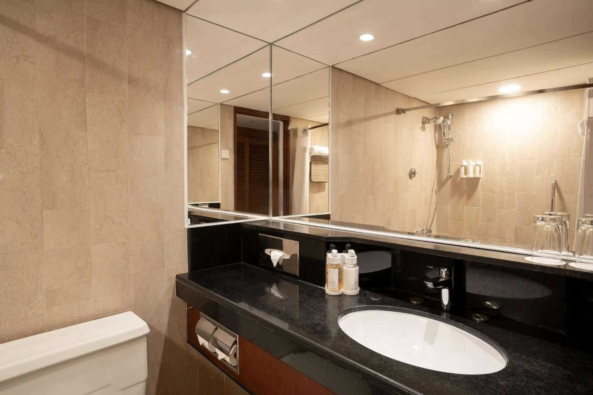 Photo of the whole room in Holiday Inn Golden Mile by IHG