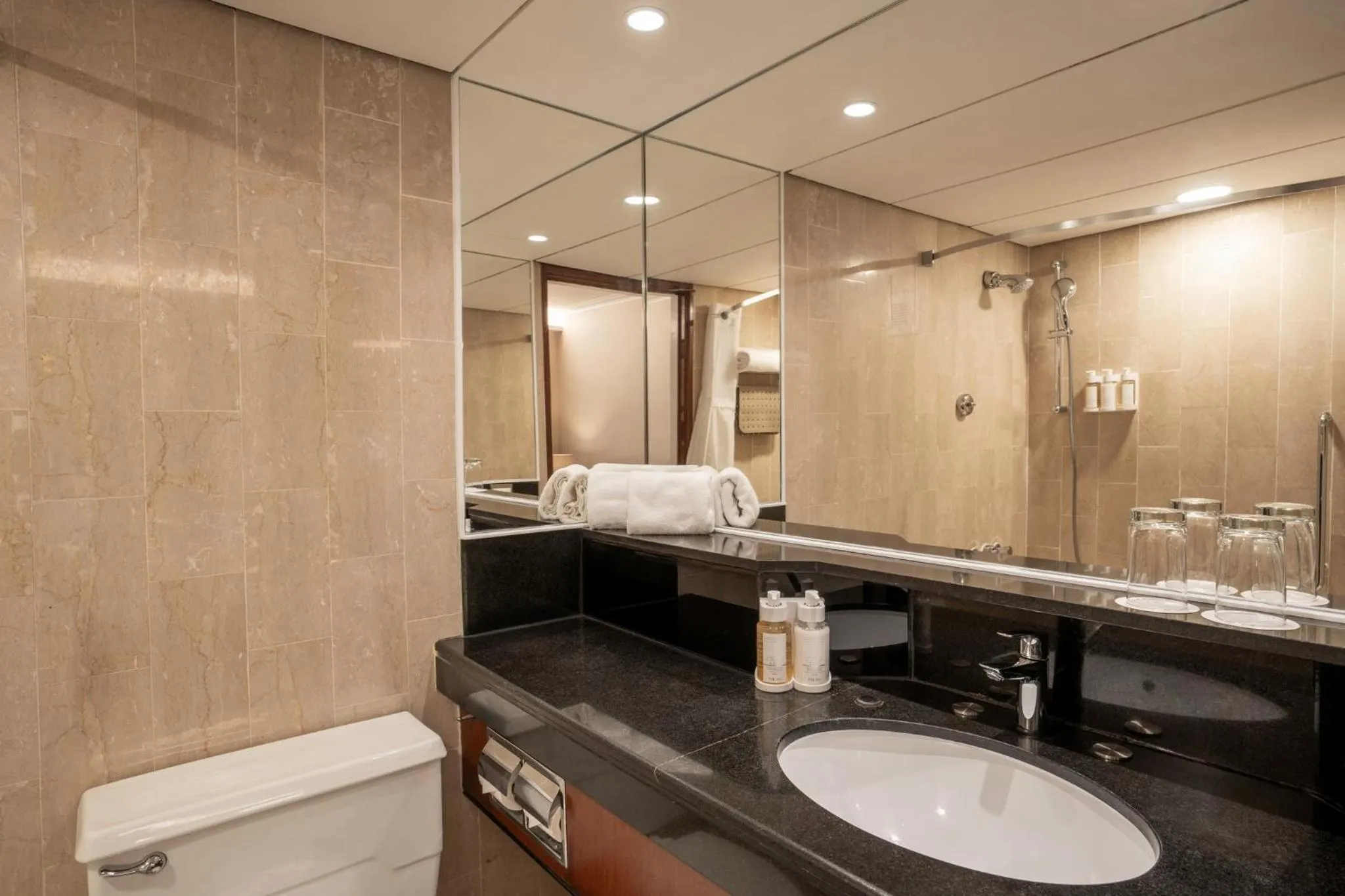 Photo of the whole room in Holiday Inn Golden Mile by IHG