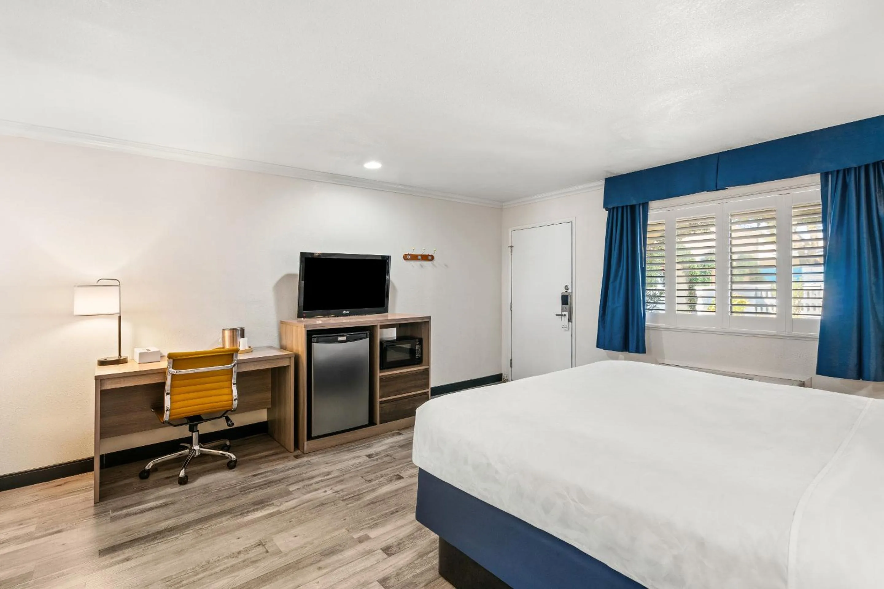 Bed in Americas Best Value Inn and Suites -Yucca Valley