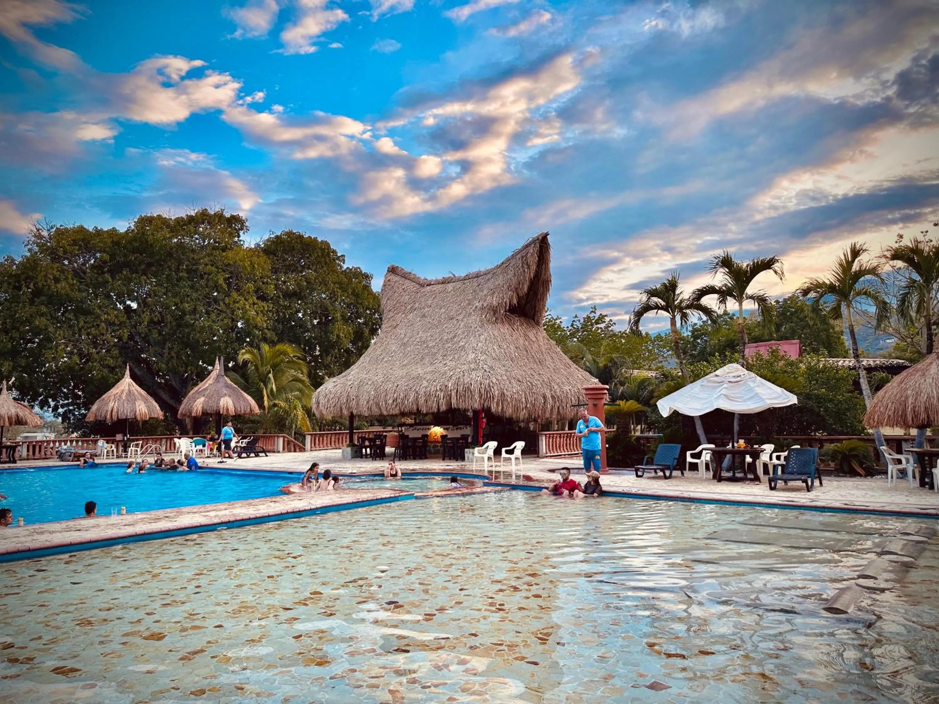 Swimming pool in Hotel Portón del Sol