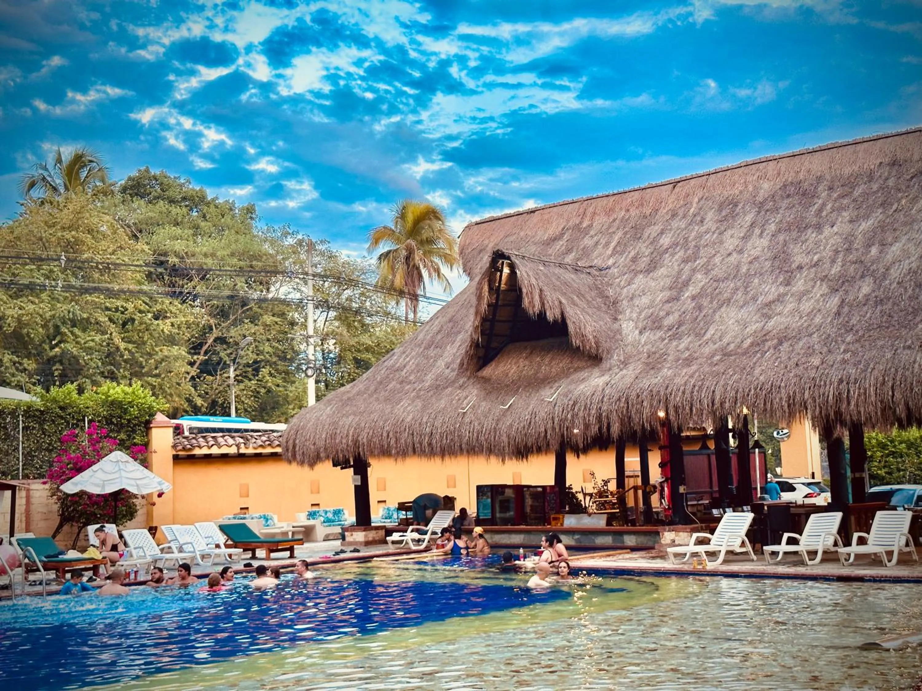 Swimming pool in Hotel Portón del Sol
