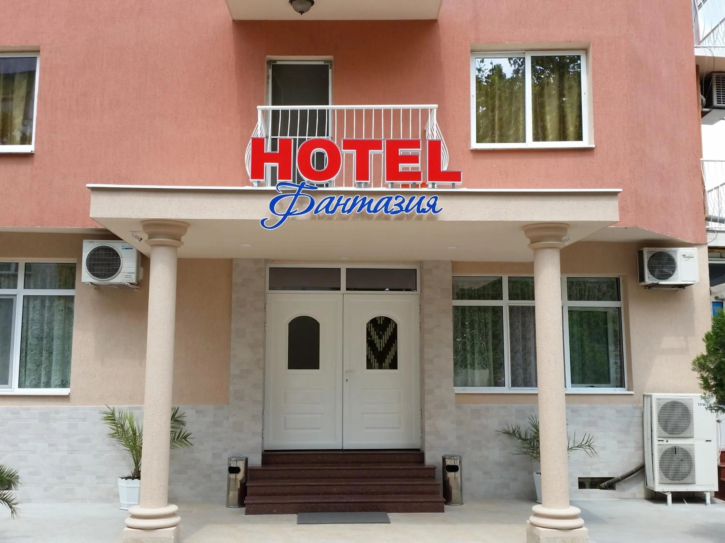 Facade/entrance in Hotel Fantasy