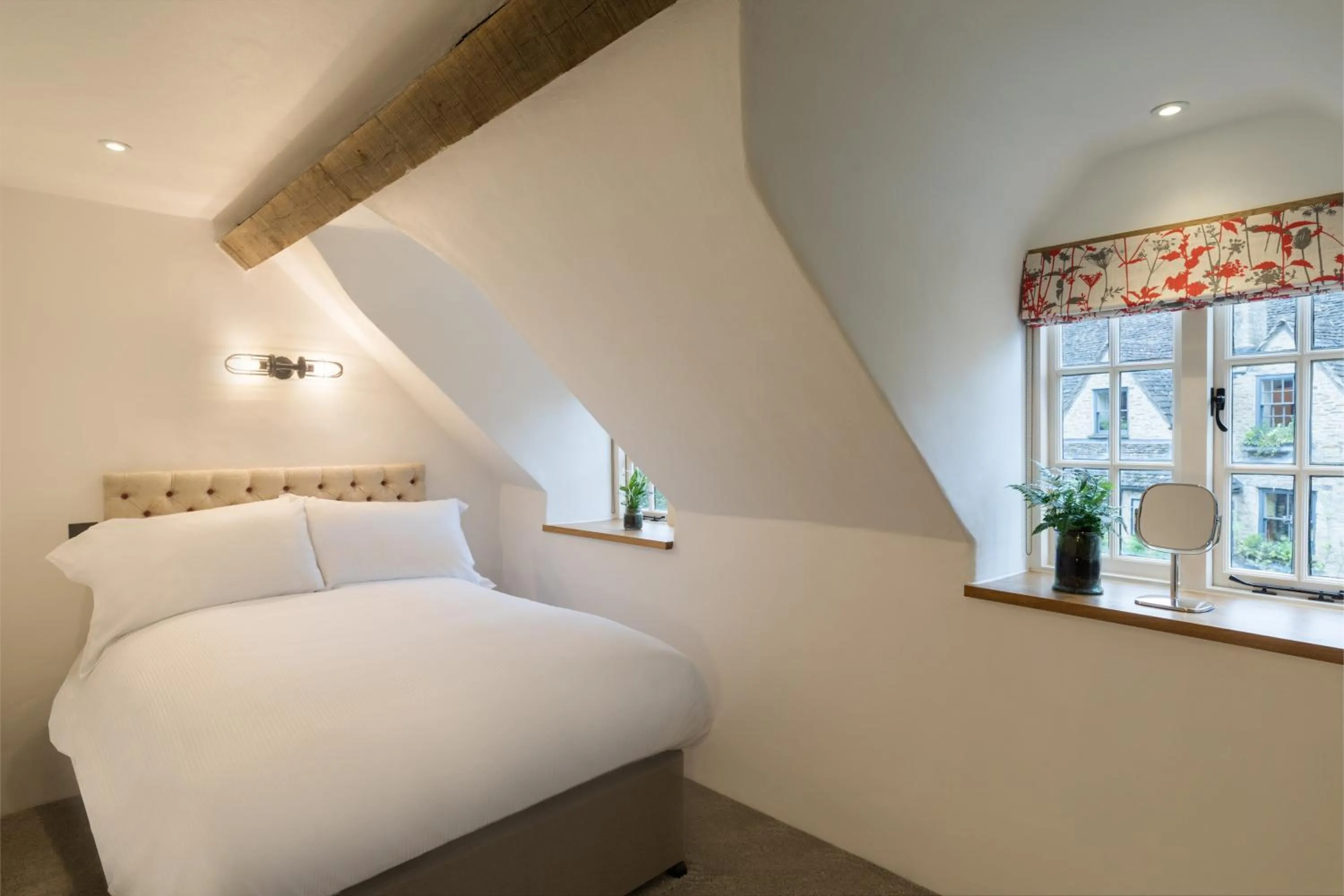 Bedroom, Bed in The Royal Oak Tetbury