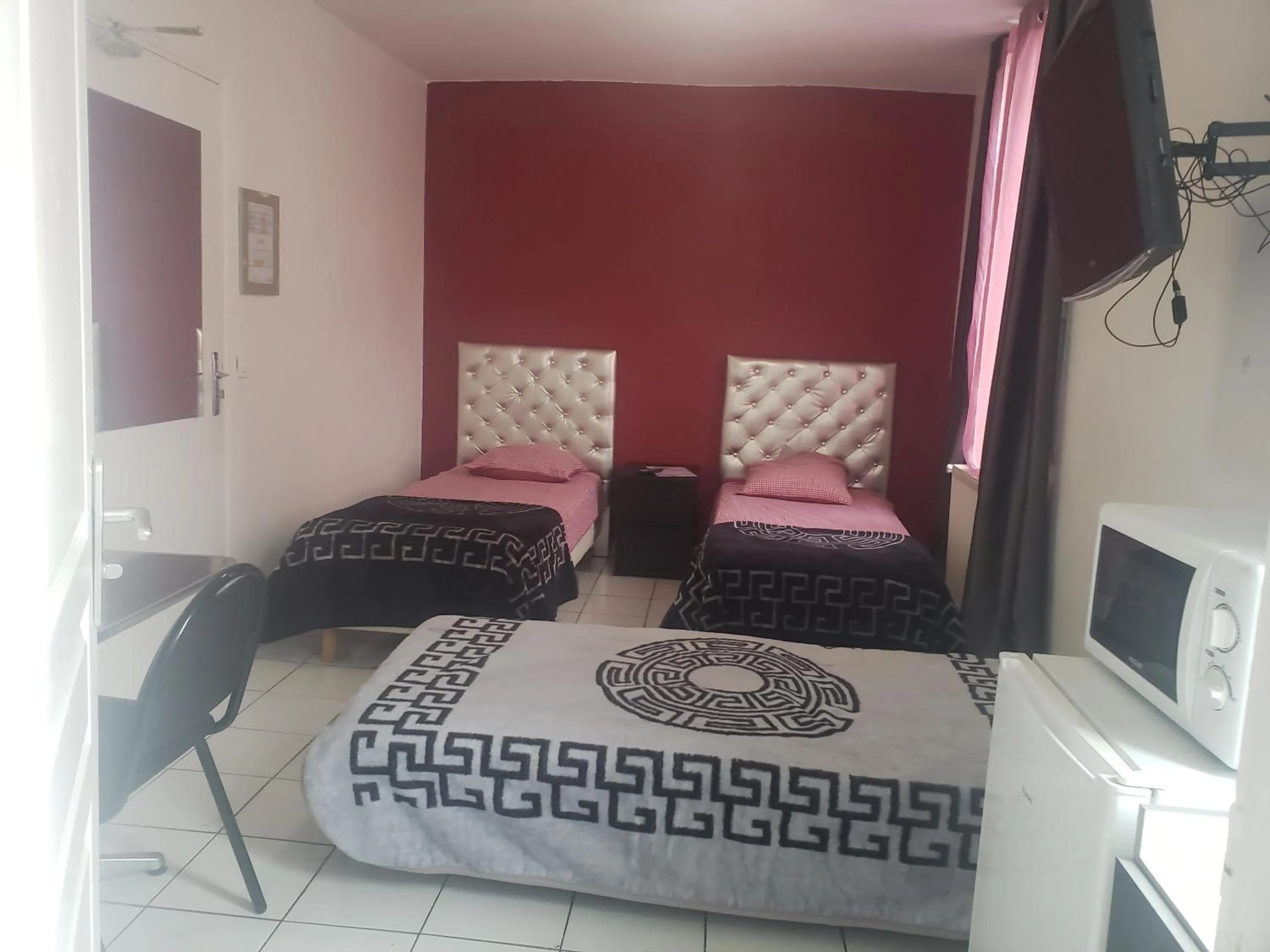 Bathroom, Bed in LE CEDRE