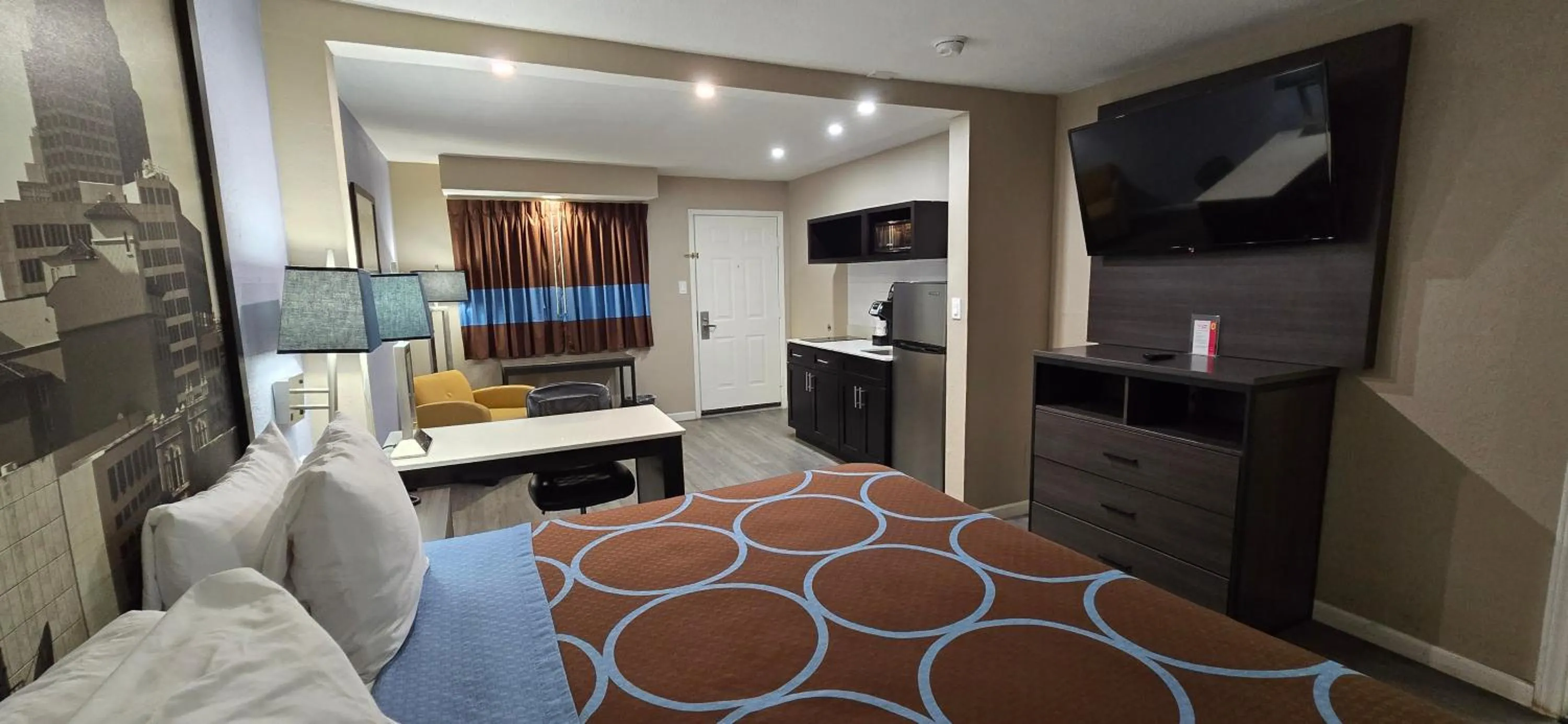 Photo of the whole room in Super 8 by Wyndham Corpus Christi Northwest